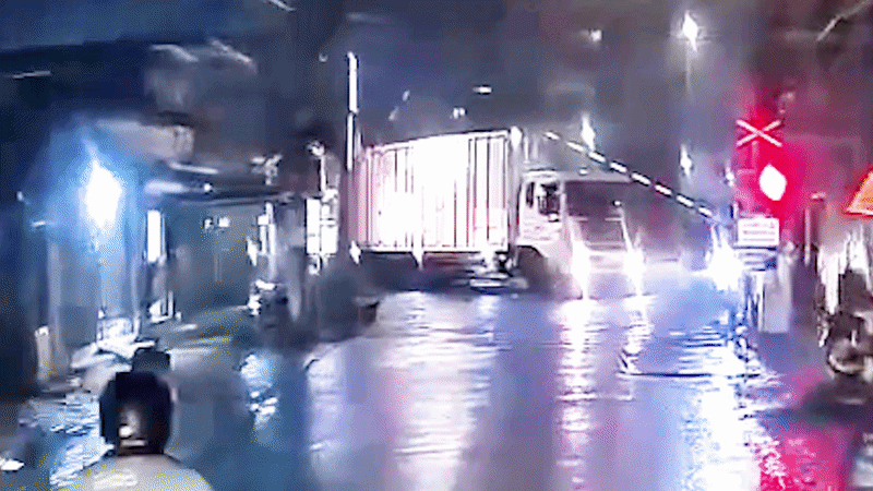 1 dead after train slams into tractor-trailer in Hanoi- Ảnh 1.