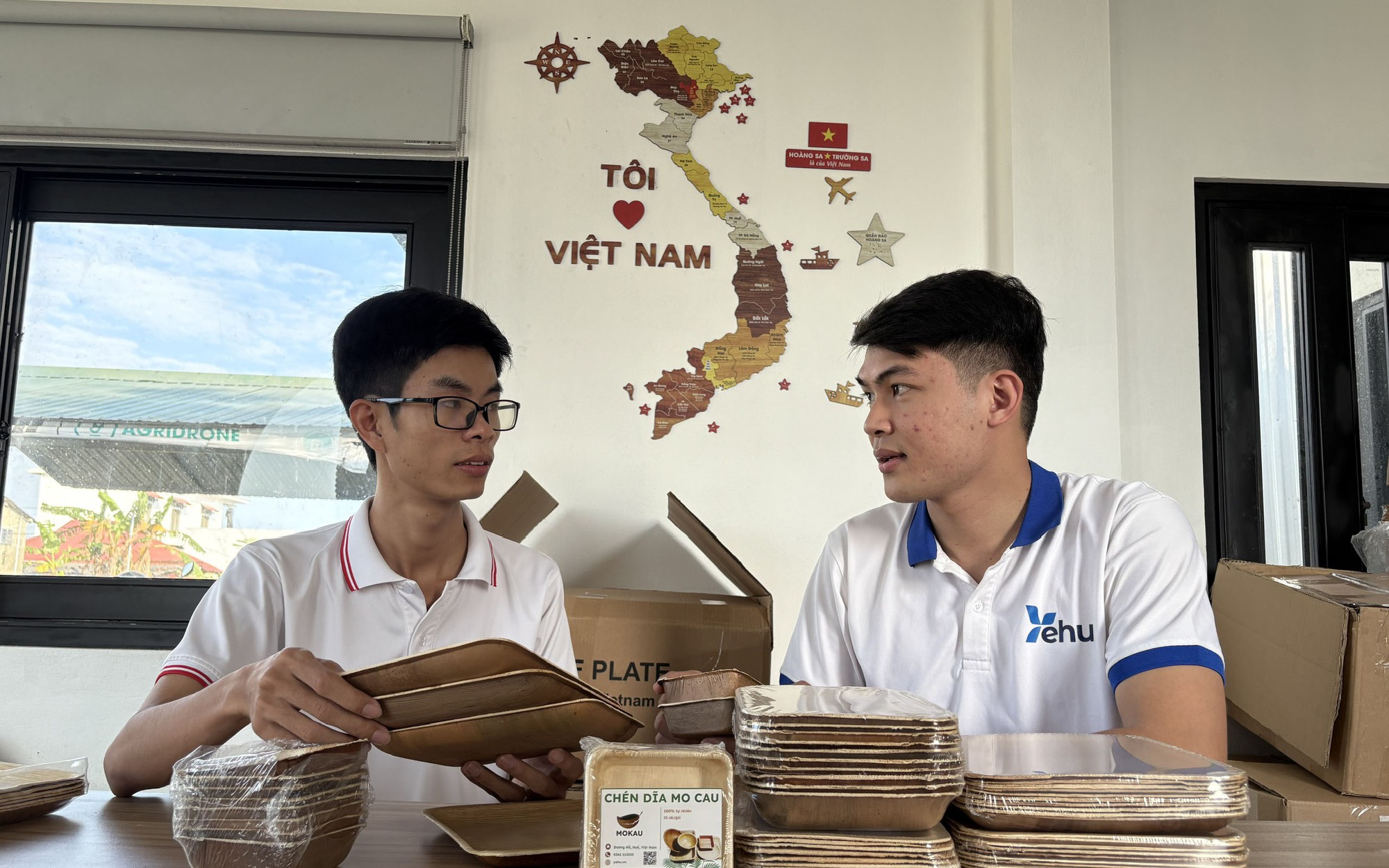 Hai bạn trẻ Huế khởi nghiệp thành công với chén đĩa mo cau thuần Việt