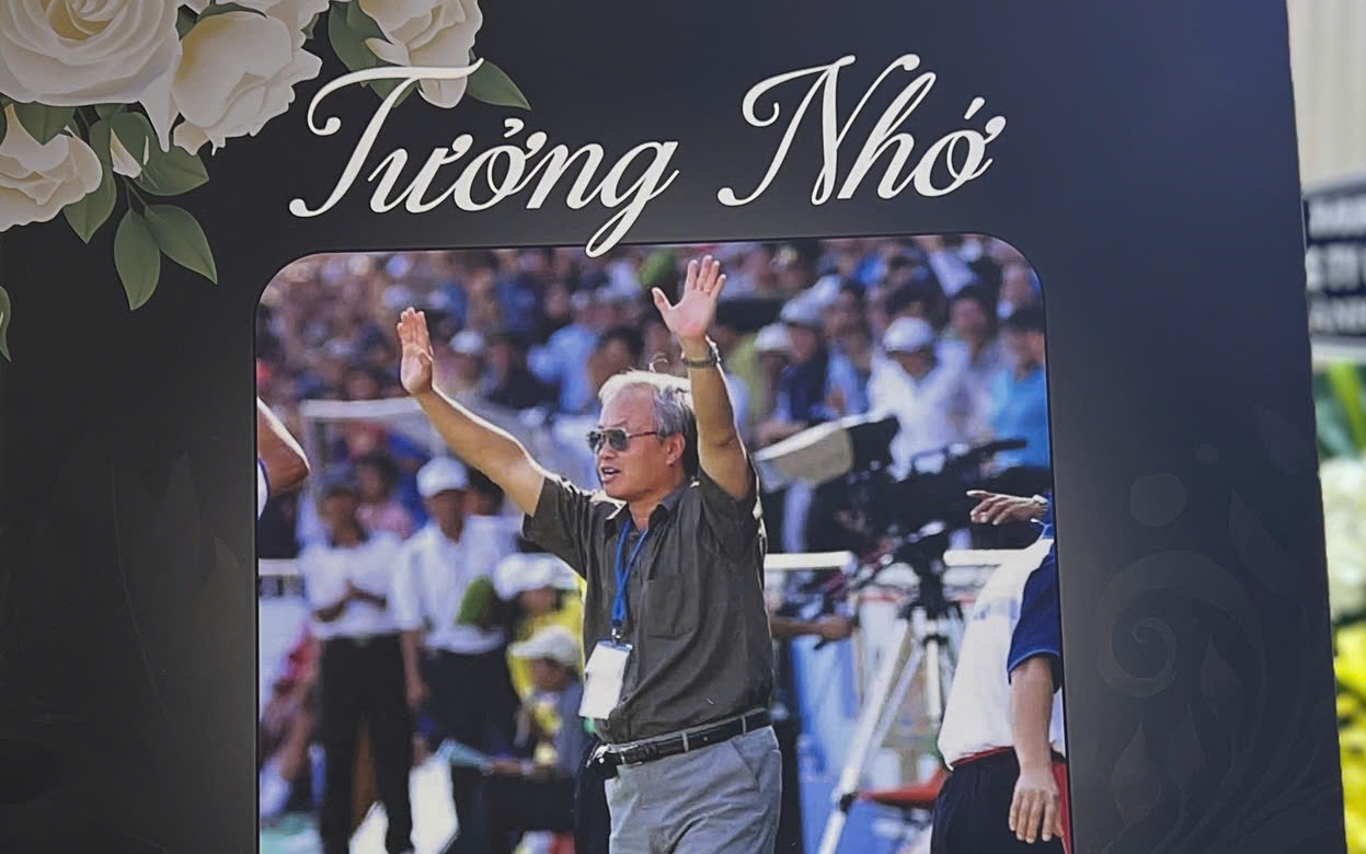 Cựu cầu thủ Nguyễn Lợi bần thần viếng thầy cũ Nguyễn Văn Vinh trong đêm mưa