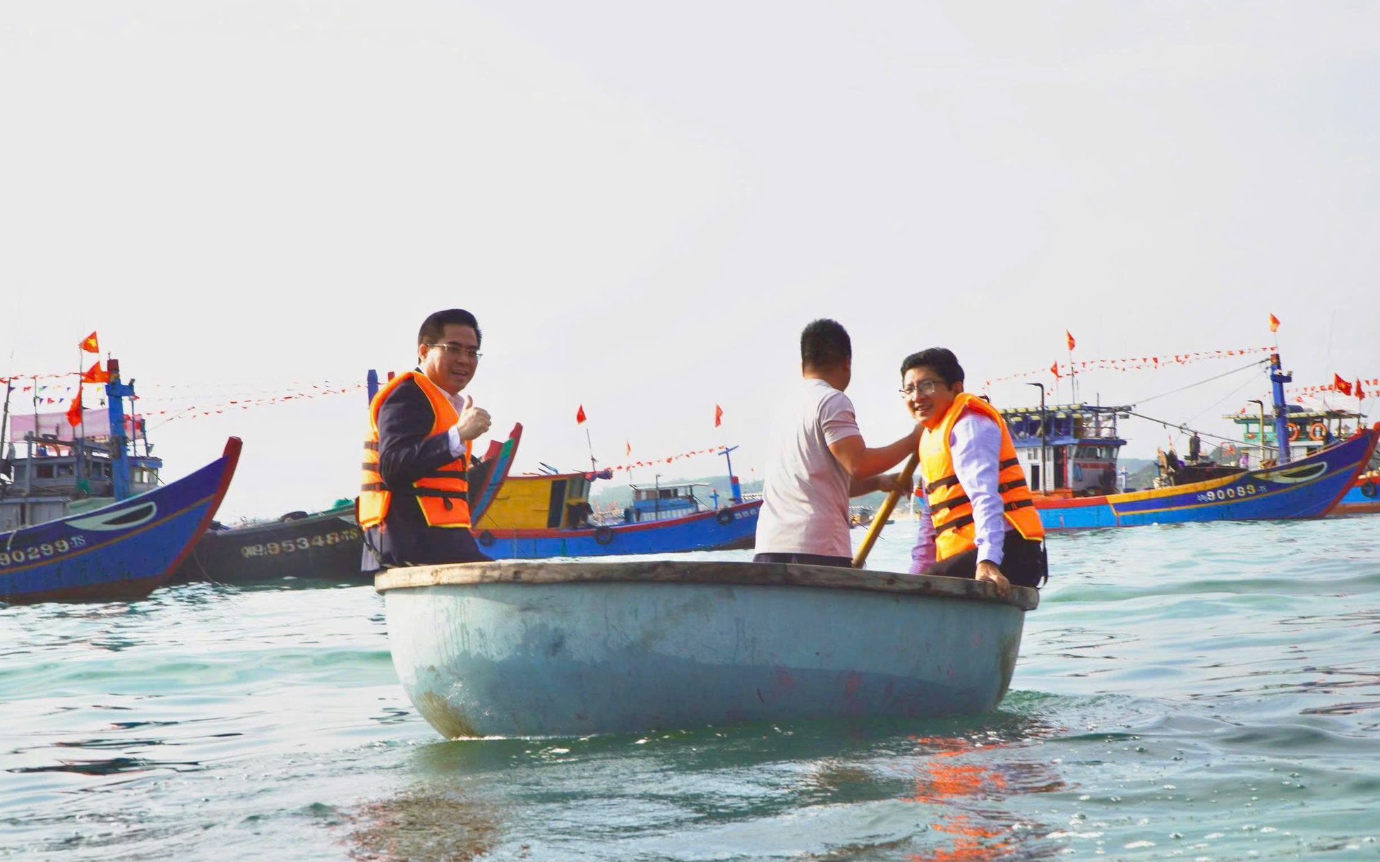 Chủ tịch Quảng Ngãi lên thúng ra biển chúc Tết, động viên ngư dân ra khơi an toàn