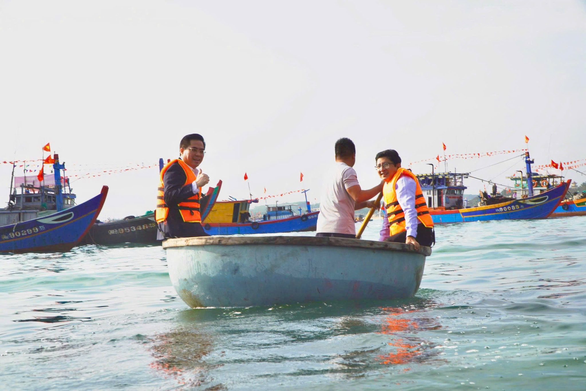 Chủ tịch UBND tỉnh Quảng Ngãi đi thúng ra biển chúc Tết, ngư dân phấn khởi - Ảnh 1.