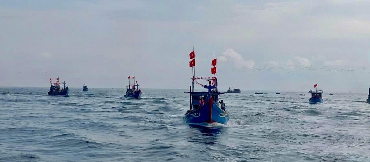 Chủ tịch UBND tỉnh Quảng Ngãi đi thúng ra biển chúc Tết, ngư dân phấn khởi - Ảnh 3.