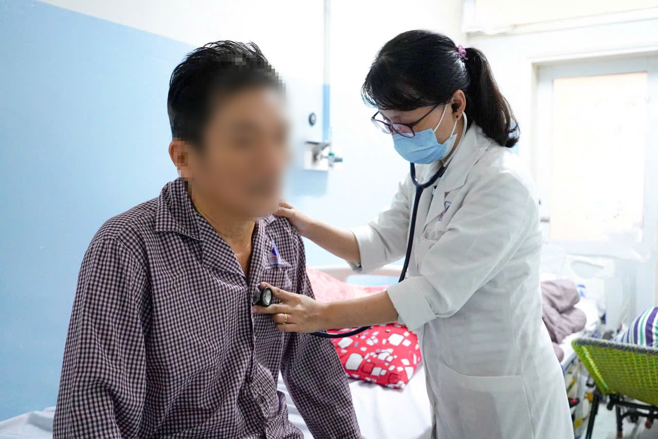 'Chạy đua với tử thần' cứu sống bệnh nhân đột ngột ngừng tim trong đêm giao thừa - Ảnh 1.