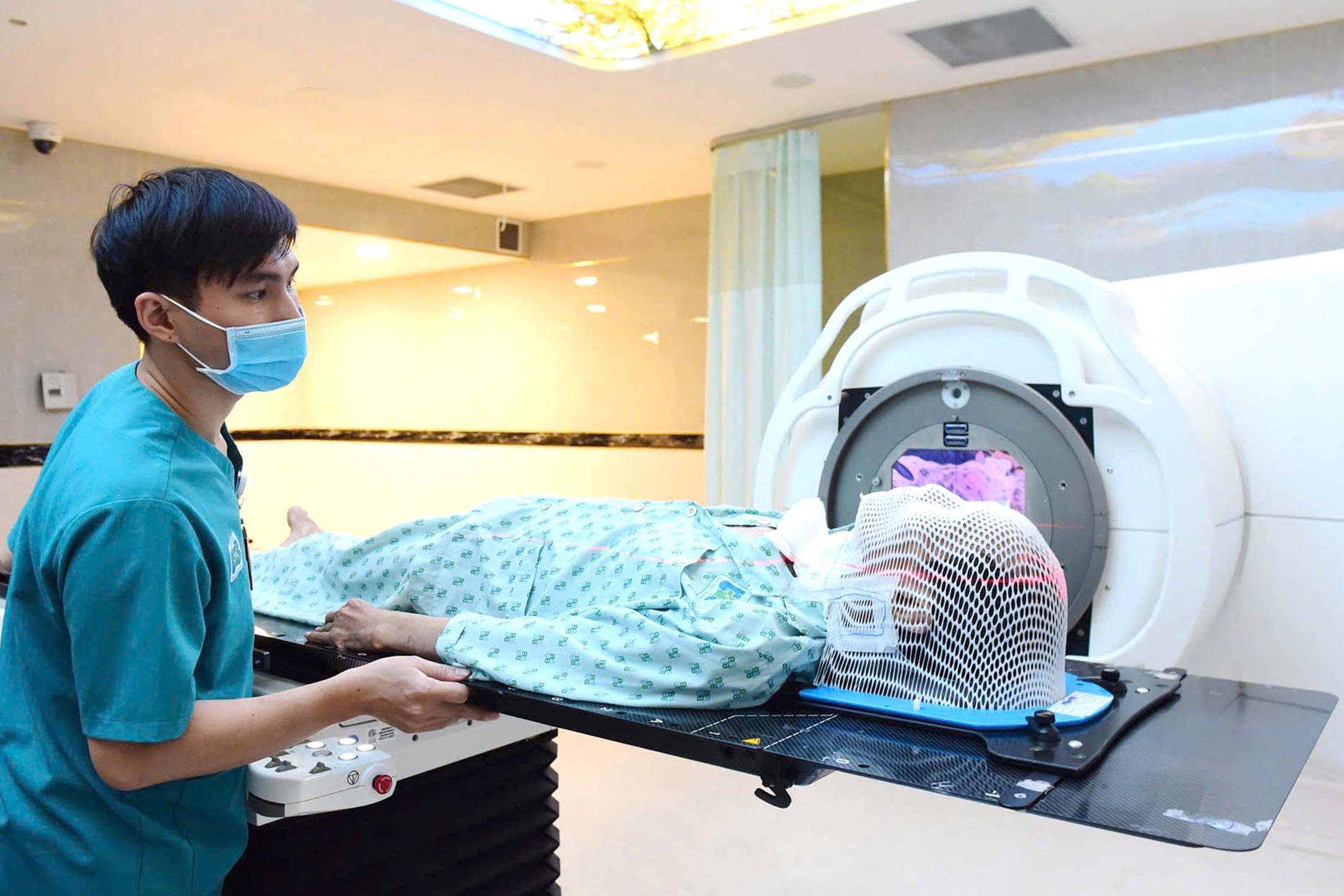 AI vào bệnh viện, bác sĩ có 'đồng nghiệp số' - Ảnh 1.