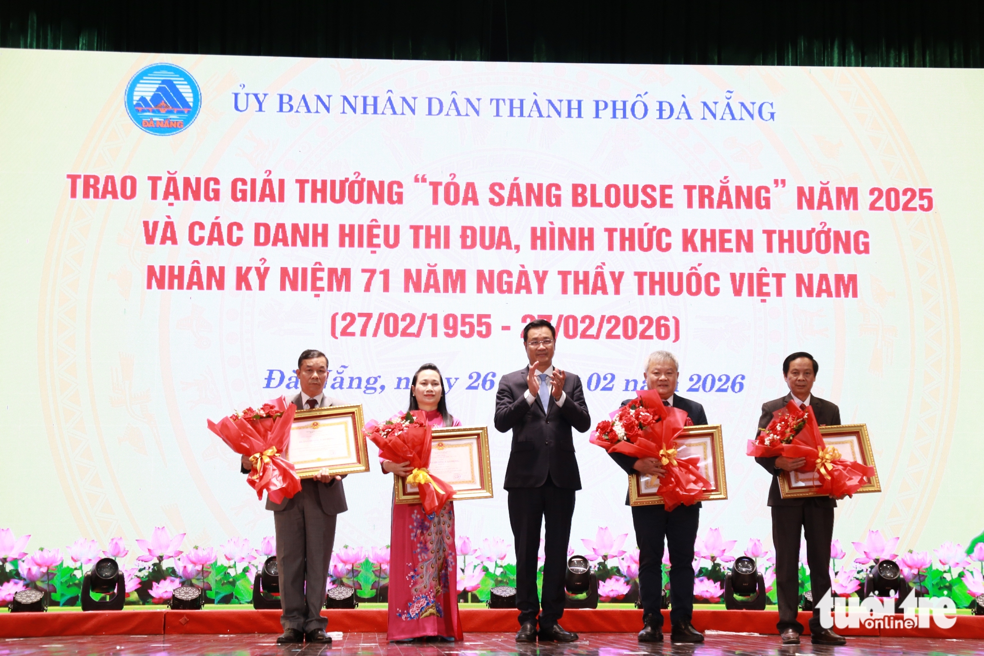 Đà Nẵng vinh danh những ‘blouse trắng’ thầm lặng với giải thưởng đặc biệt - Ảnh 1.