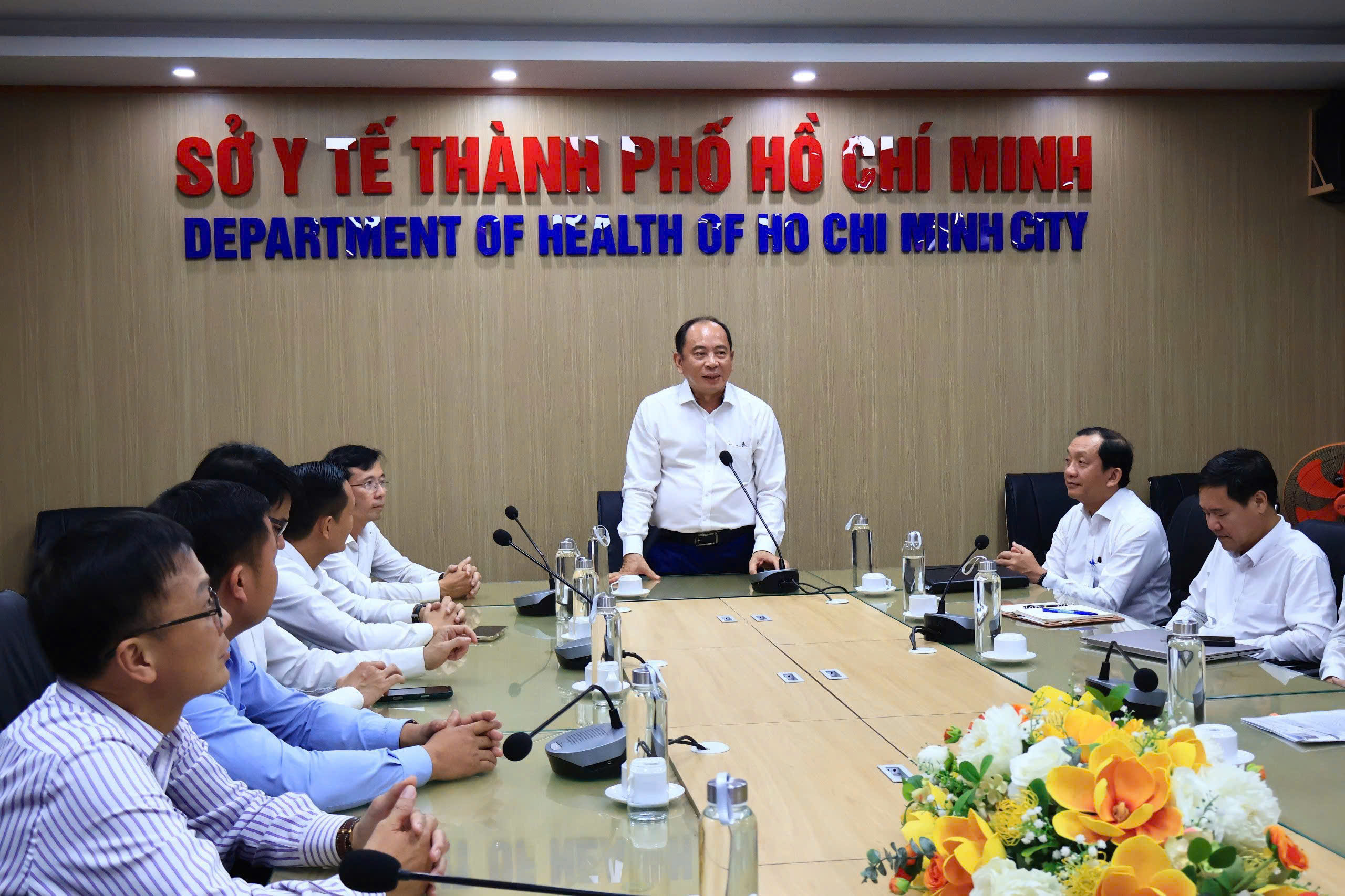 Giám đốc Sở Y tế TP.HCM: Giỏi chuyên môn thôi chưa đủ, y đức còn ở sự lắng nghe và trách nhiệm - Ảnh 1.