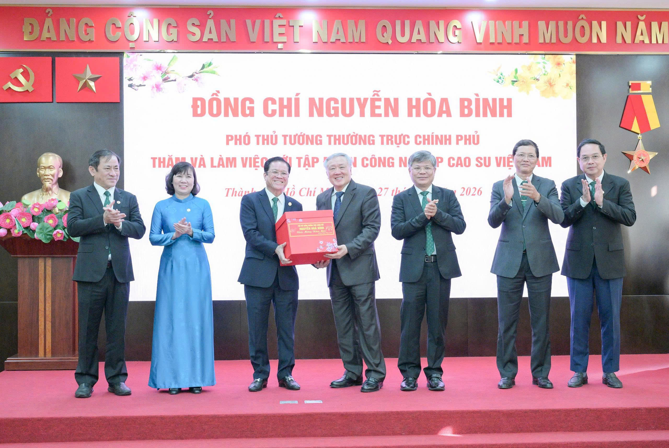 Tập đoàn Cao su lãi gần 7.000 tỉ đồng, Phó thủ tướng yêu cầu nâng hiệu quả quỹ đất 400.000 ha - Ảnh 1.