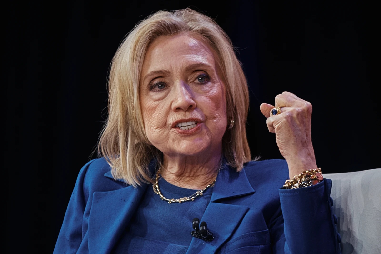 Hillary Clinton phủ nhận mọi liên hệ với tội ác của tỉ phú ấu dâm Jeffrey Epstein