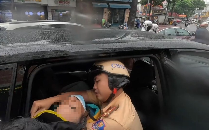 Cảnh sát giao thông Bàn Cờ cứu tài xế xe ôm công nghệ đột quỵ trong cơn mưa