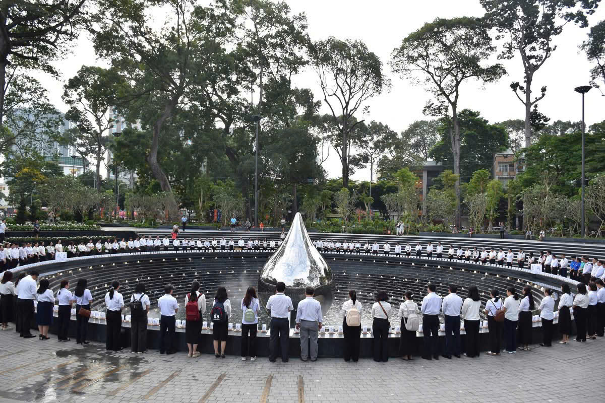 Dâng hoa tưởng niệm đồng bào mất vì COVID-19 nhân 71 năm Ngày Thầy thuốc Việt Nam - Ảnh 1.