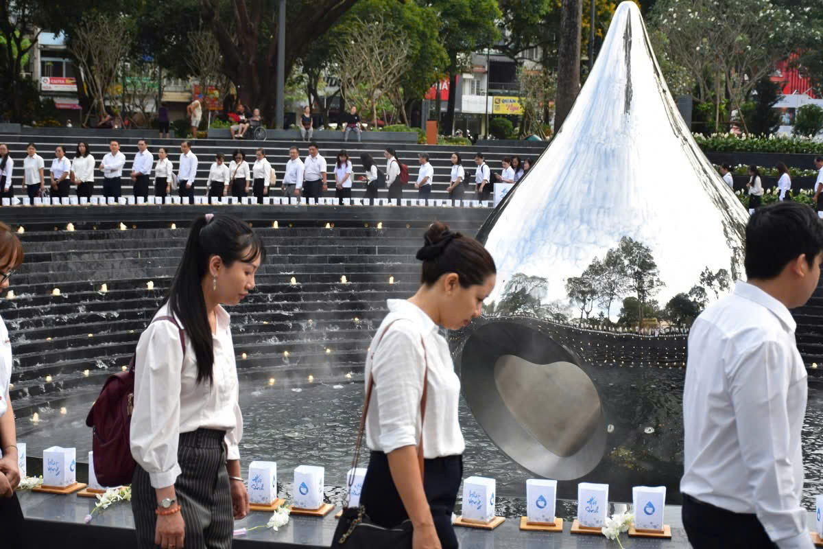 Dâng hoa tưởng niệm đồng bào mất vì COVID-19 nhân 71 năm Ngày Thầy thuốc Việt Nam - Ảnh 3.