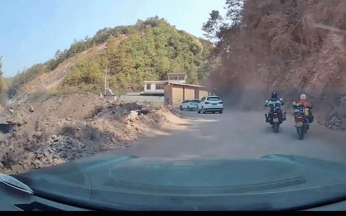Nữ biker suýt rơi xuống vực vì vô tình vặn mạnh tay ga khi mất thăng bằng