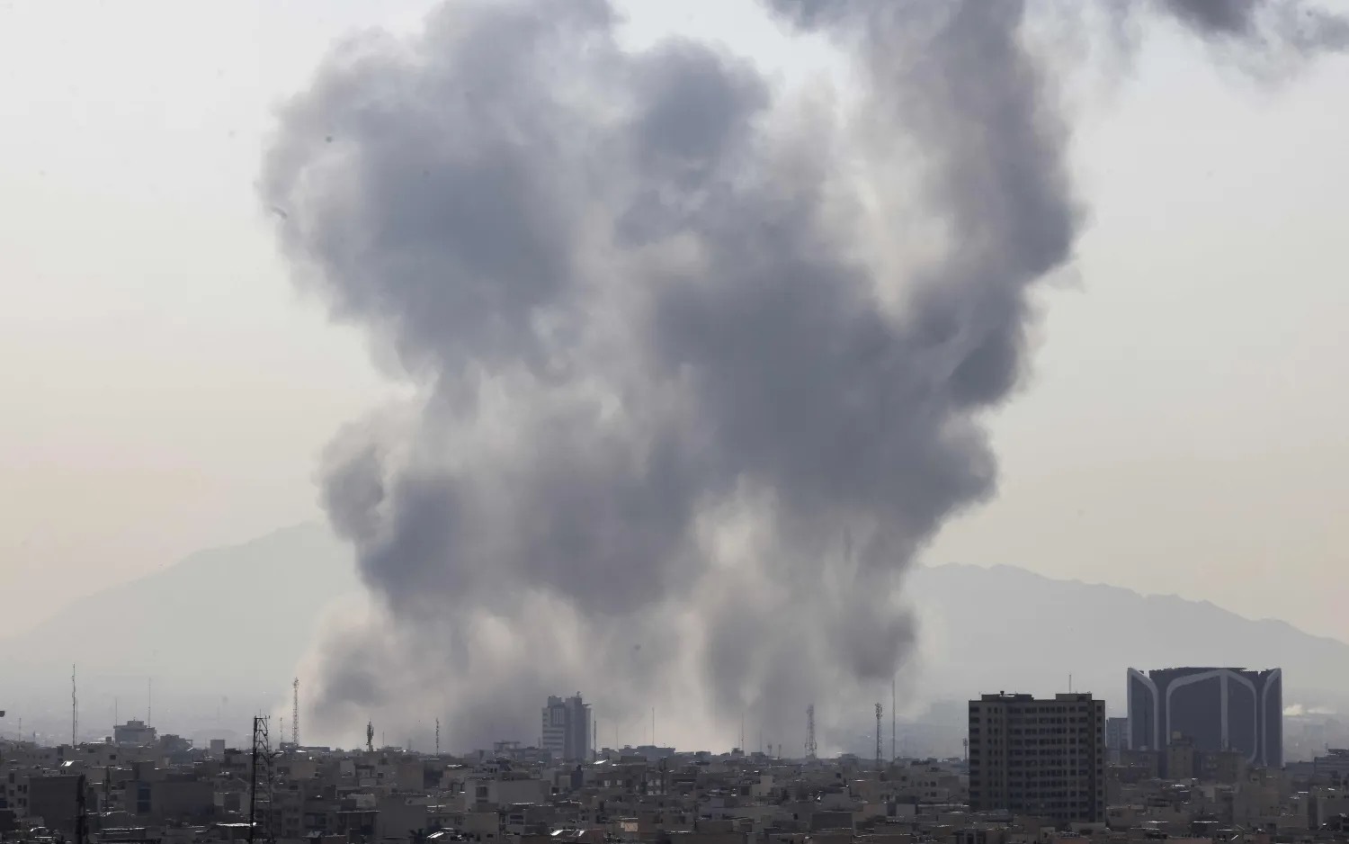 Ít nhất 51 học sinh thiệt mạng trong cuộc không kích của Israel vào trường học tại miền Nam Iran - Ảnh 1.