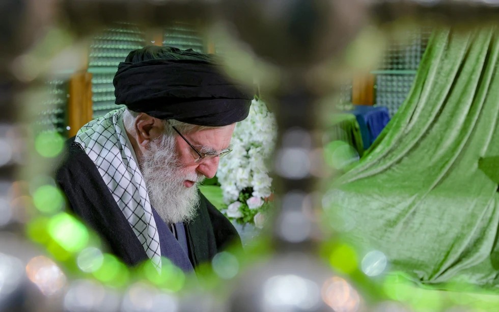 Lãnh tụ Iran Khamenei di chuyển an toàn trong cuộc tập kích Mỹ-Israel, Tổng thống Pezeshkian vẫn an toàn
