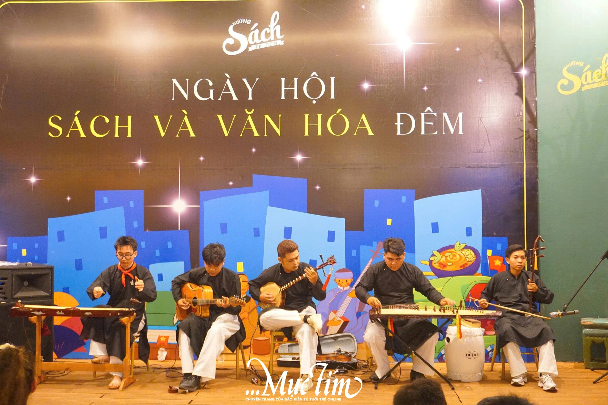 Đường sách TP.HCM sôi động về đêm với 'Bách nghệ khai xuân'- Ảnh 11. Đường sách TP.HCM sôi động về đêm với 'Bách nghệ khai xuân'- Ảnh 11.