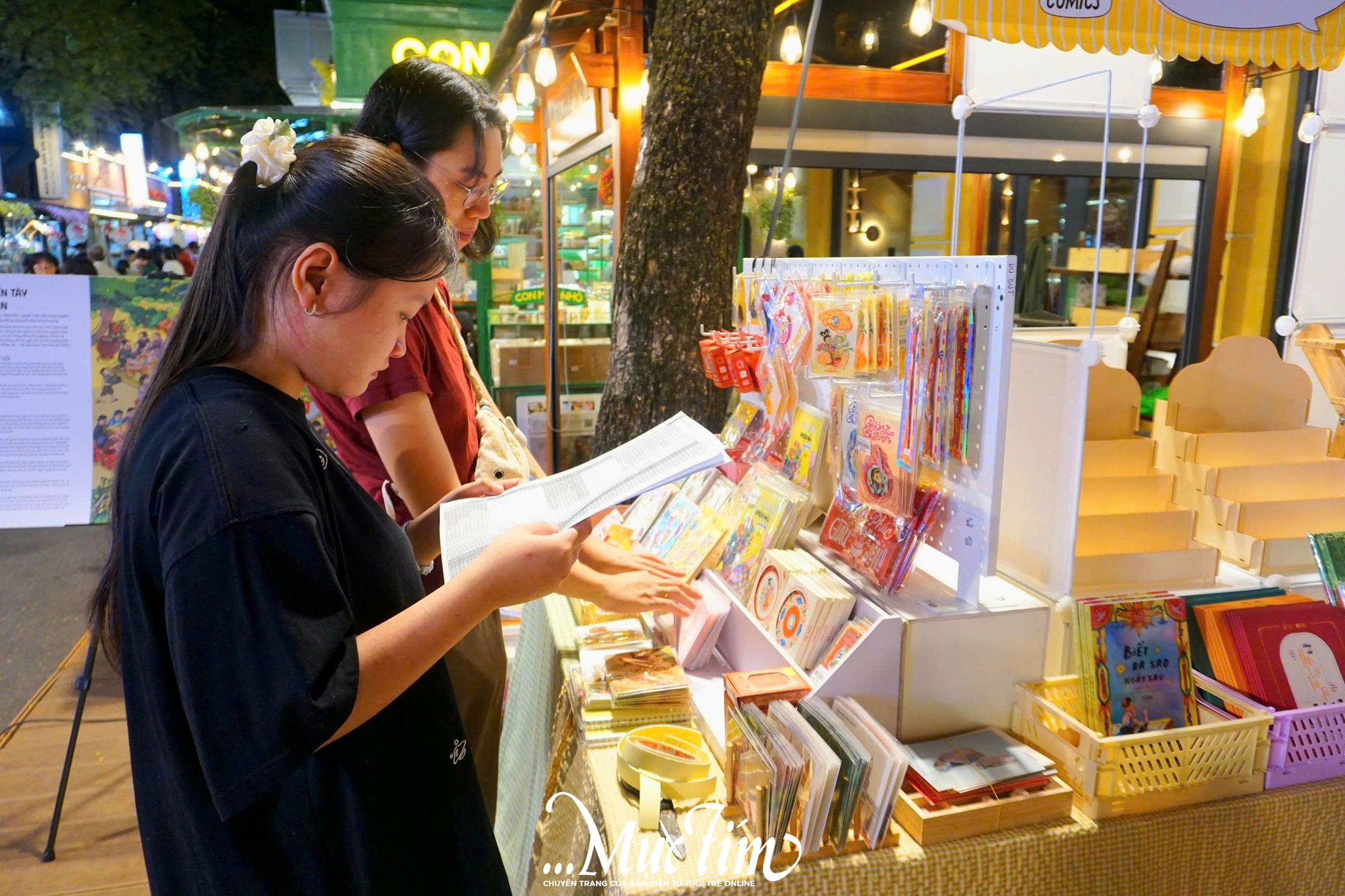 Đường sách TP.HCM sôi động về đêm với 'Bách nghệ khai xuân'- Ảnh 12. Đường sách TP.HCM sôi động về đêm với 'Bách nghệ khai xuân'- Ảnh 12.