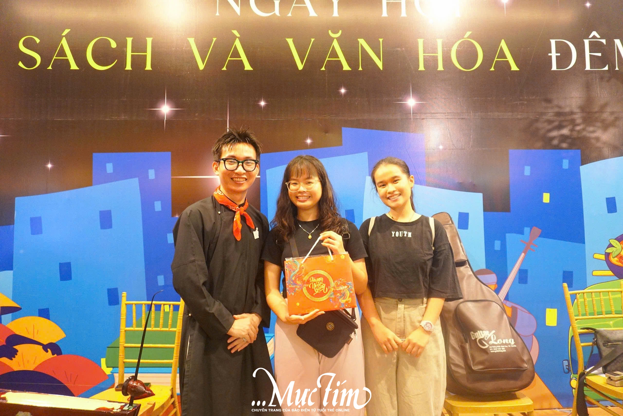 Âm vang đờn ca tài tử giữa Đường sách TP.HCM về đêm- Ảnh 1.