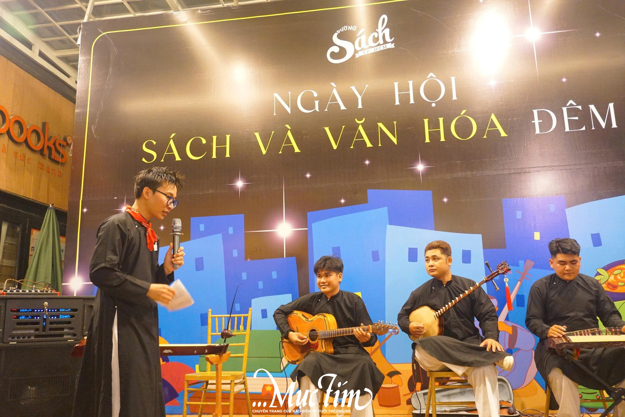 Âm vang đờn ca tài tử giữa Đường sách TP.HCM về đêm- Ảnh 6.