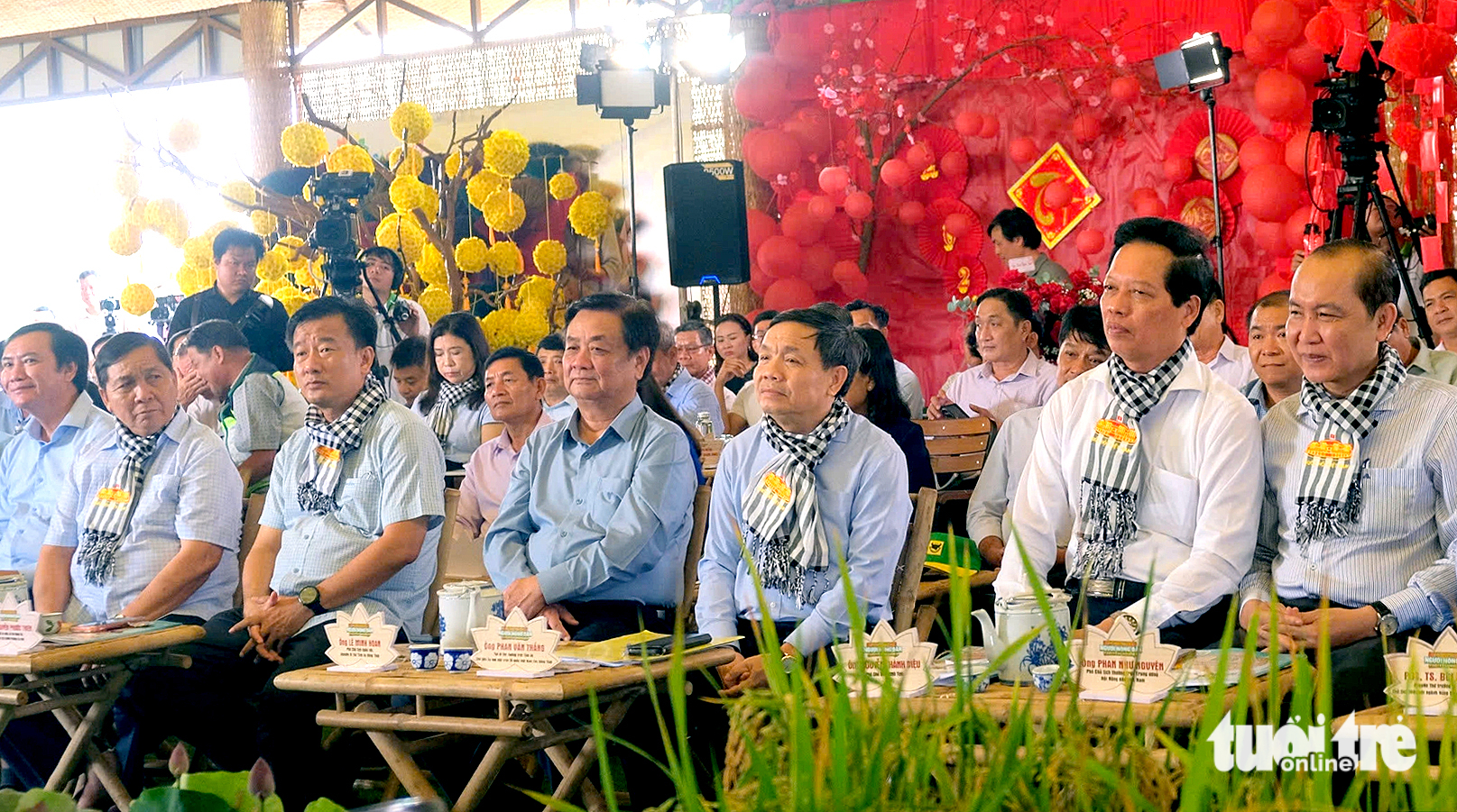 Giữa ruộng hoa bàn chuyện người 'nông dân chuyên nghiệp' - Ảnh 1.