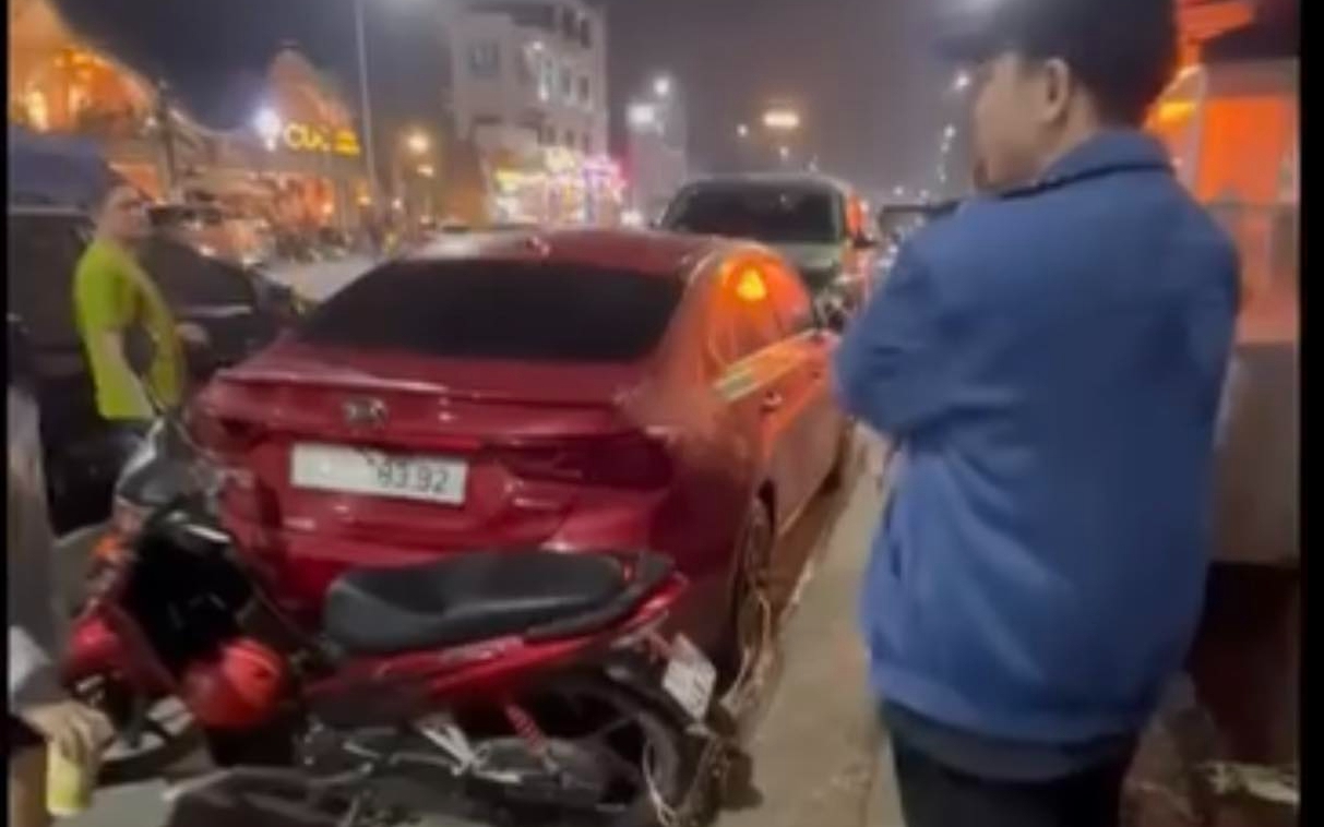 Phụ nữ Hải Phòng khóa bánh ô tô đỗ trước nhà, công an vào cuộc làm rõ
