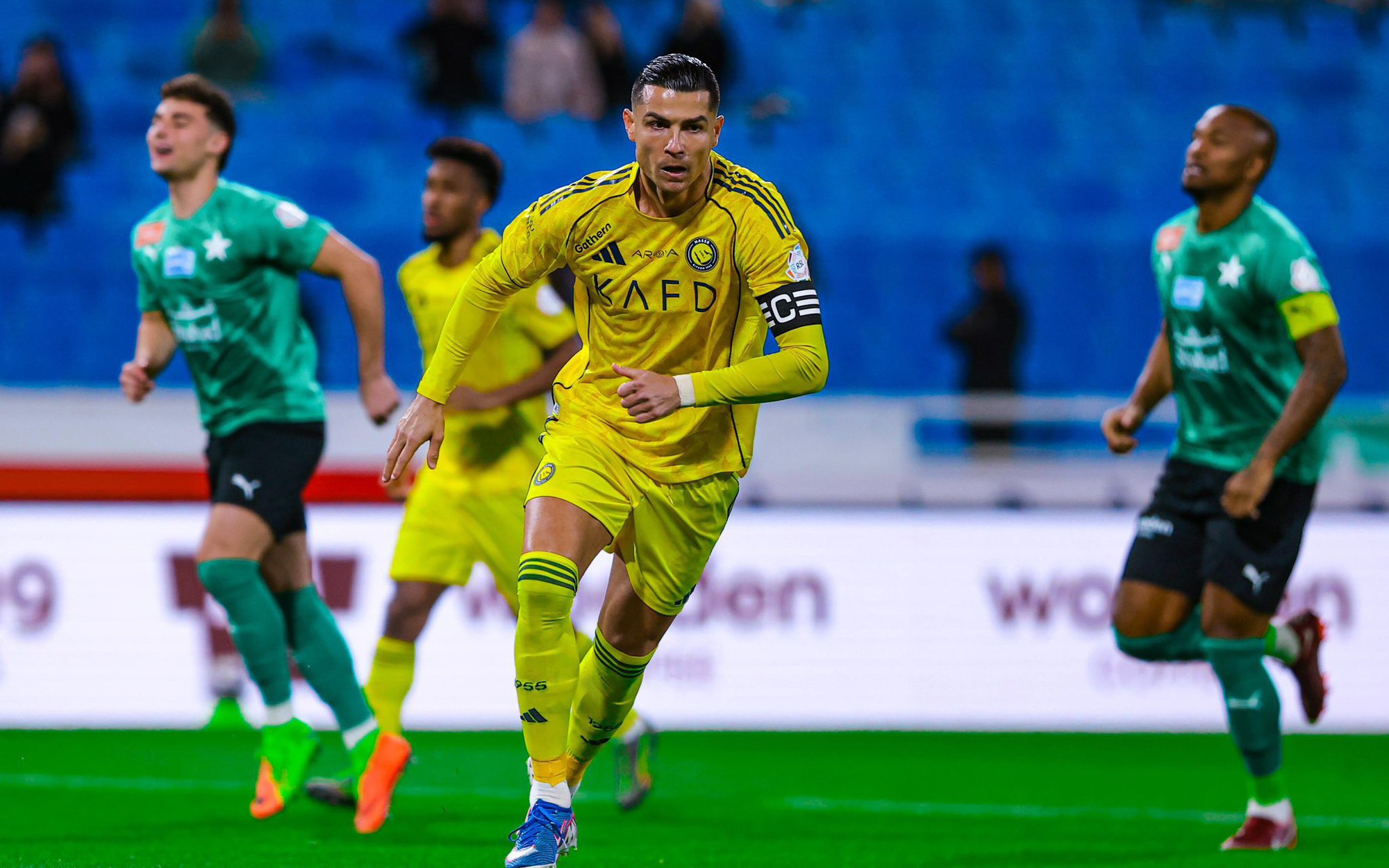 Ronaldo hỏng phạt đền trong ngày Al Nassr lên đỉnh bảng Saudi Pro League- Ảnh 2.