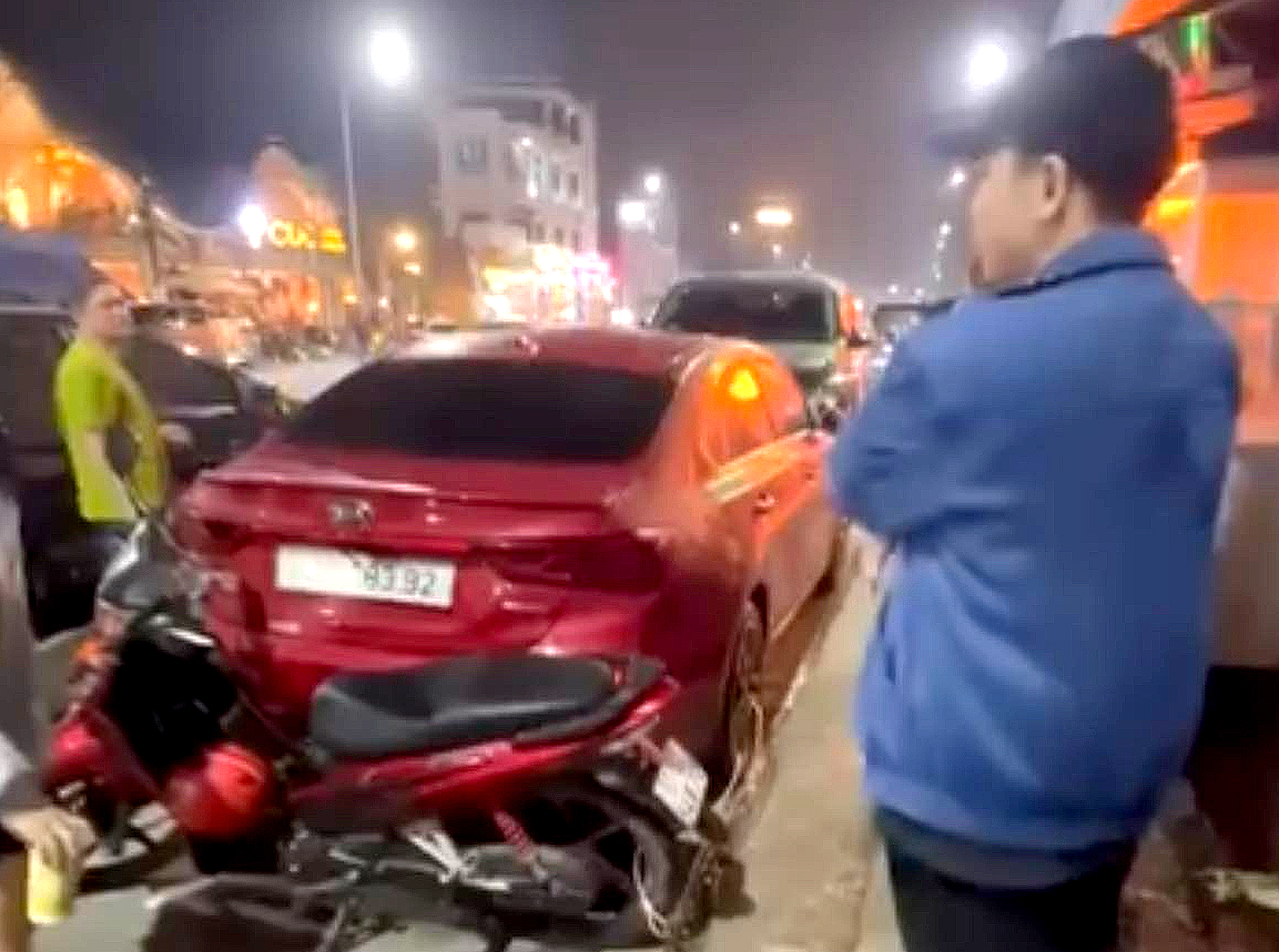 Triệu tập người phụ nữ khóa bánh ô tô đỗ ở lề đường - Ảnh 1.