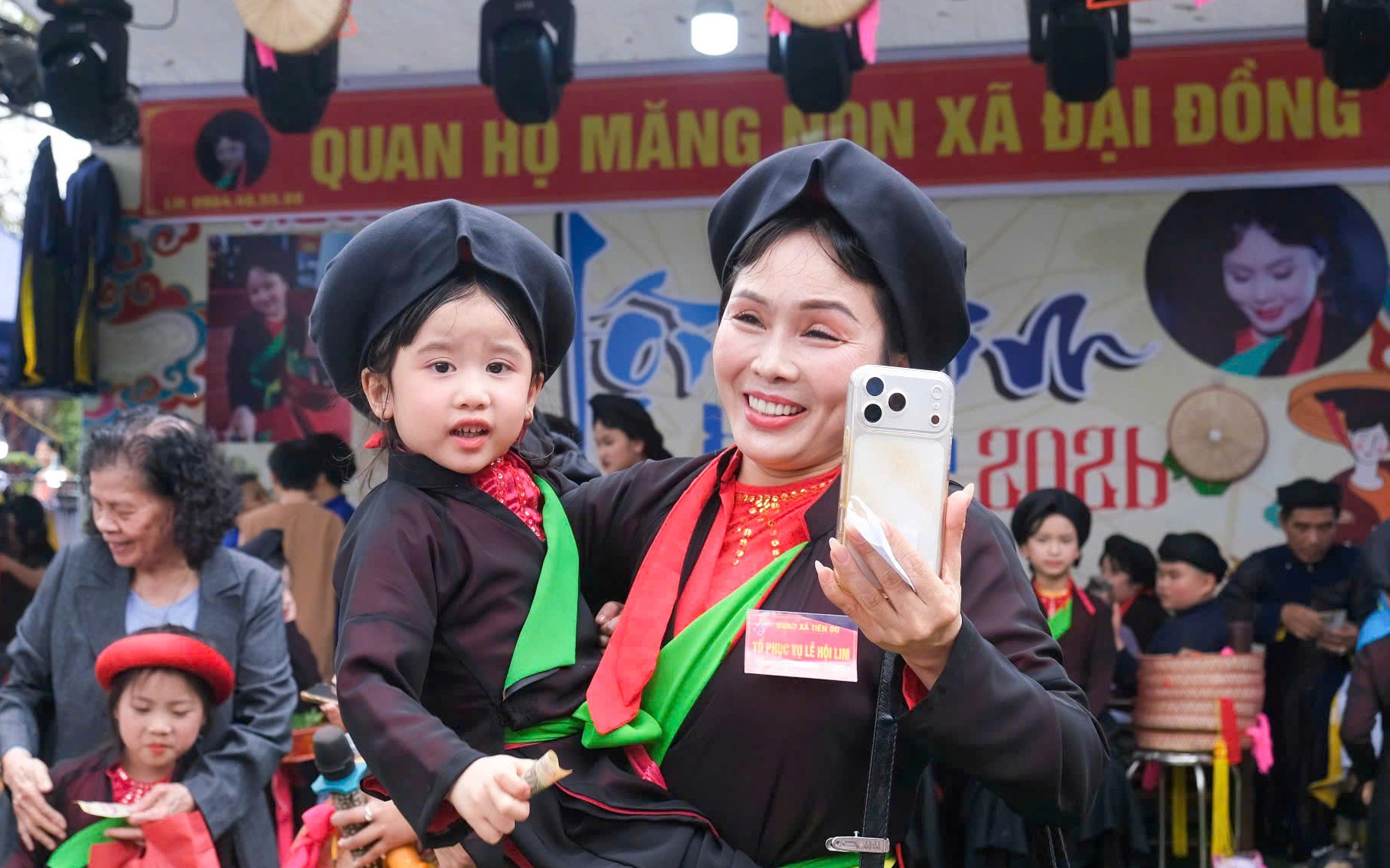 Liền chị nhí 3 tuổi rưỡi gây sốt tại Hội Lim với giọng hát quan họ dễ thương