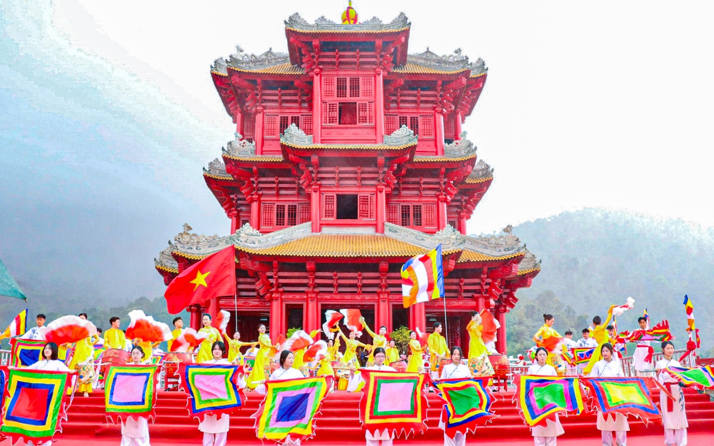 Lễ hội Xuân Tây Yên Tử và Đền Bà Chúa Kho khai hội, phát gạo vàng đầu năm