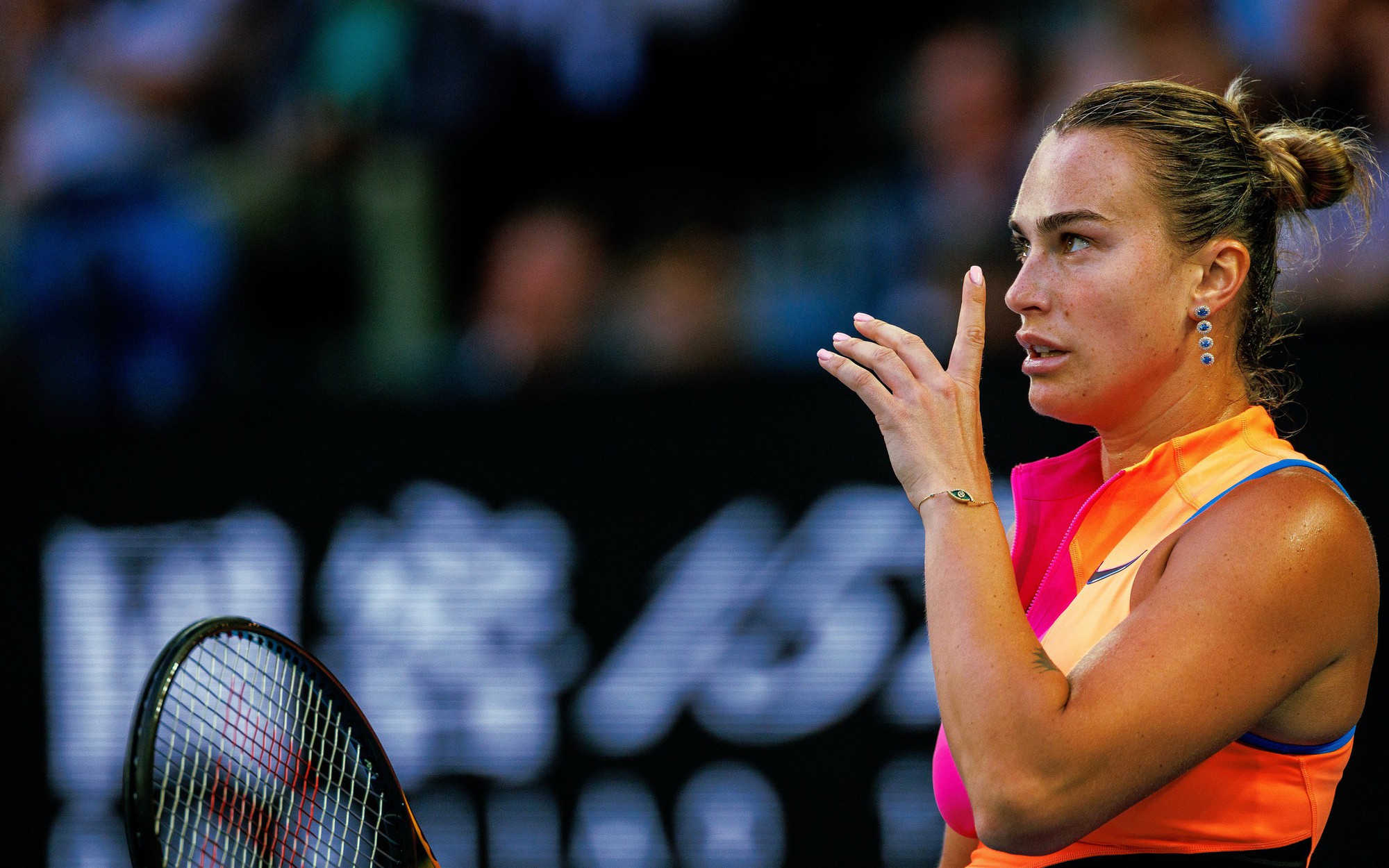 Hành động kỳ lạ giữa trận đấu của ngôi sao quần vợt làm dấy lên nhiều thuyết âm mưu. - Ảnh 1.