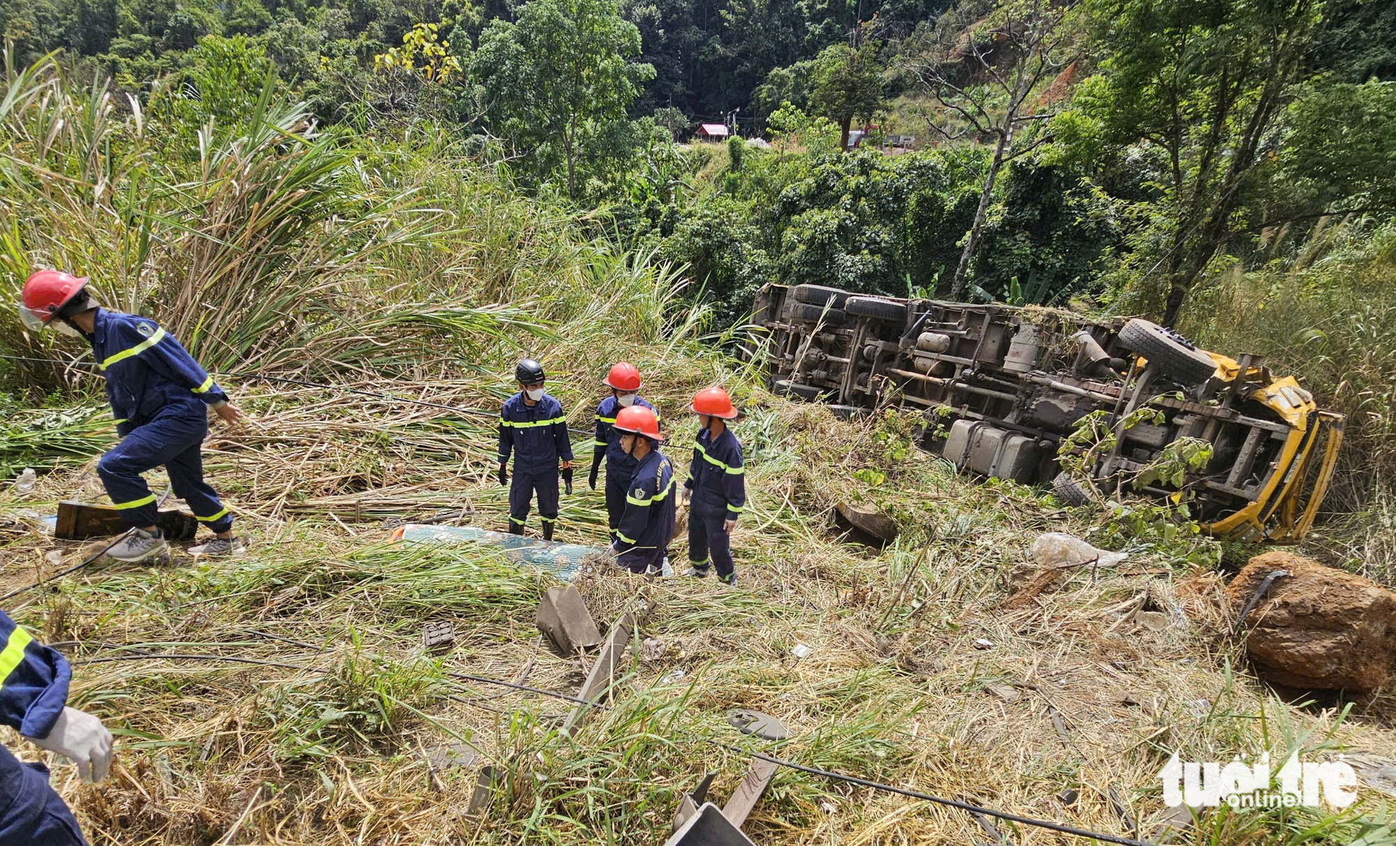 Xe tải chở máy đào rơi xuống đèo Bảo Lộc, tài xế thiệt mạng - Ảnh 1.