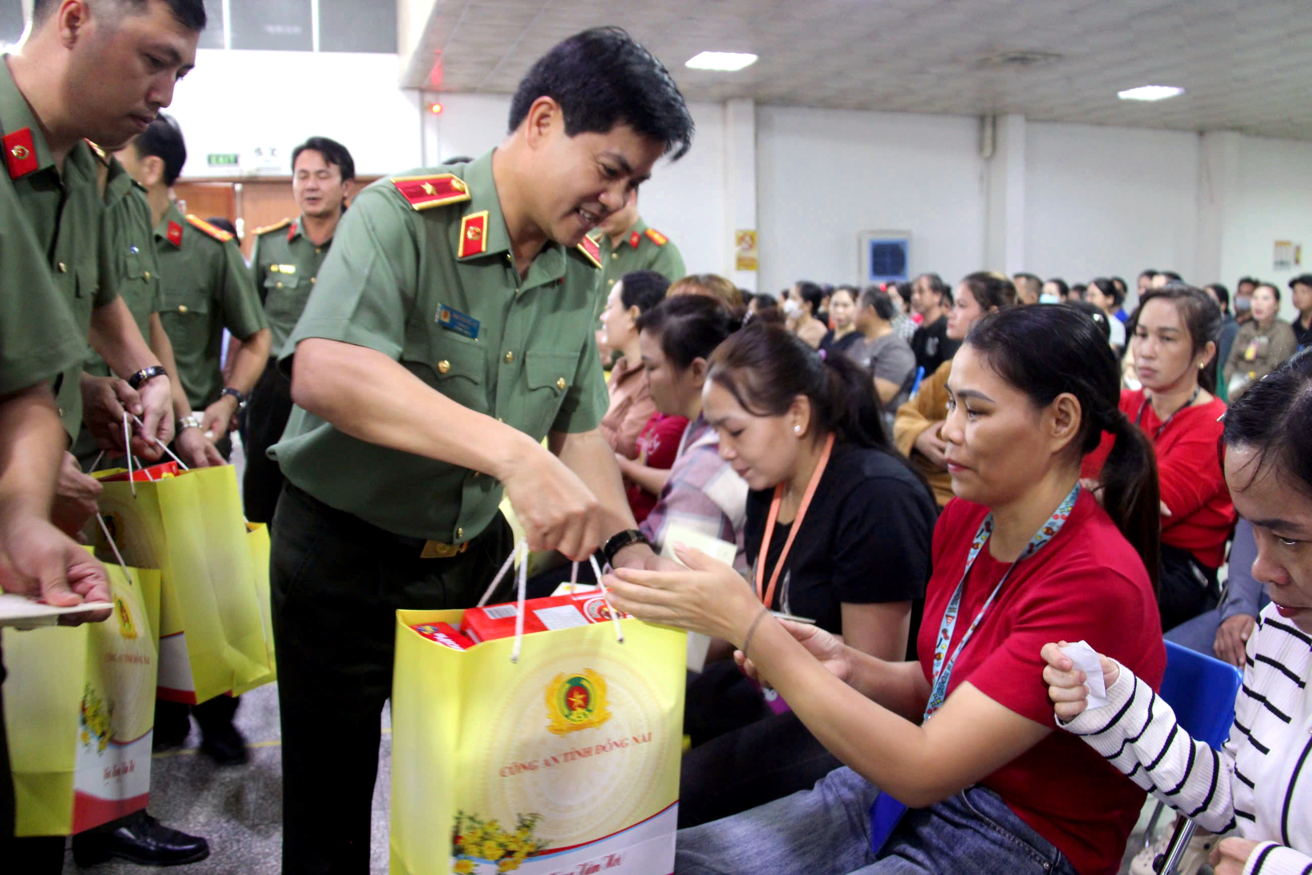 Công an Đồng Nai chúc Tết, tặng quà cho công nhân Pouchen - Ảnh 1.