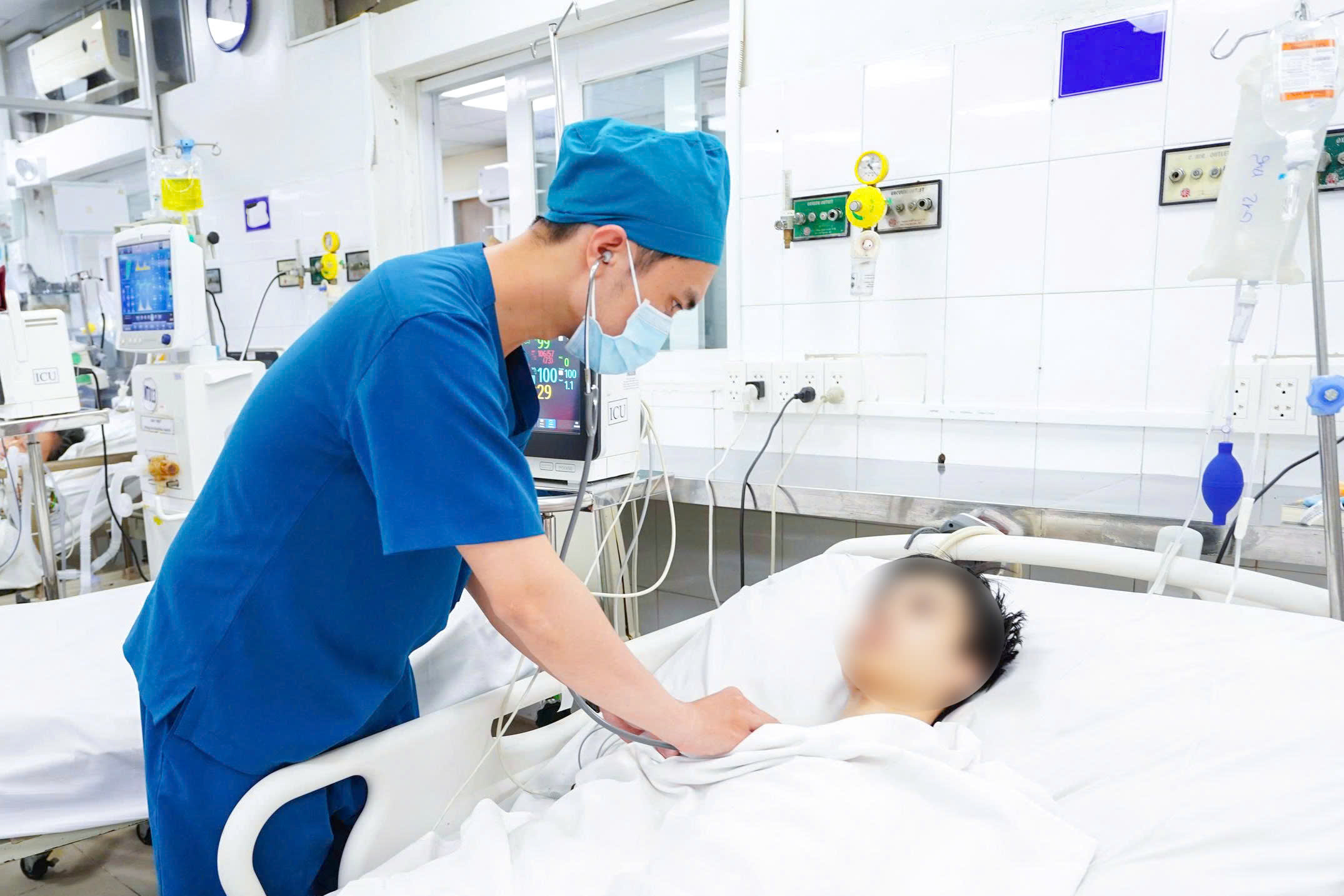 Khó thở trong lớp học, học sinh nguy kịch vì bệnh di truyền hiếm - Ảnh 1.