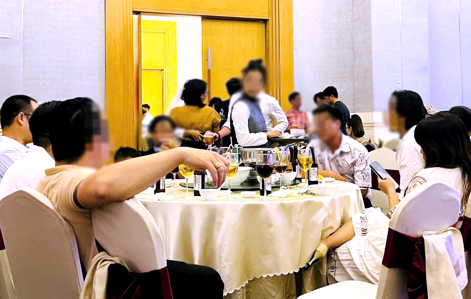 Kiểm tra loạt trung tâm hội nghị, nhà hàng tiệc cưới, Sở An toàn thực phẩm TP.HCM phát hiện gì? - Ảnh 1.