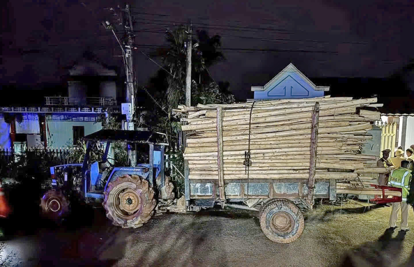 Tai nạn giữa máy cày chở keo tràm và xe máy, hai học sinh tử vong - Ảnh 1.