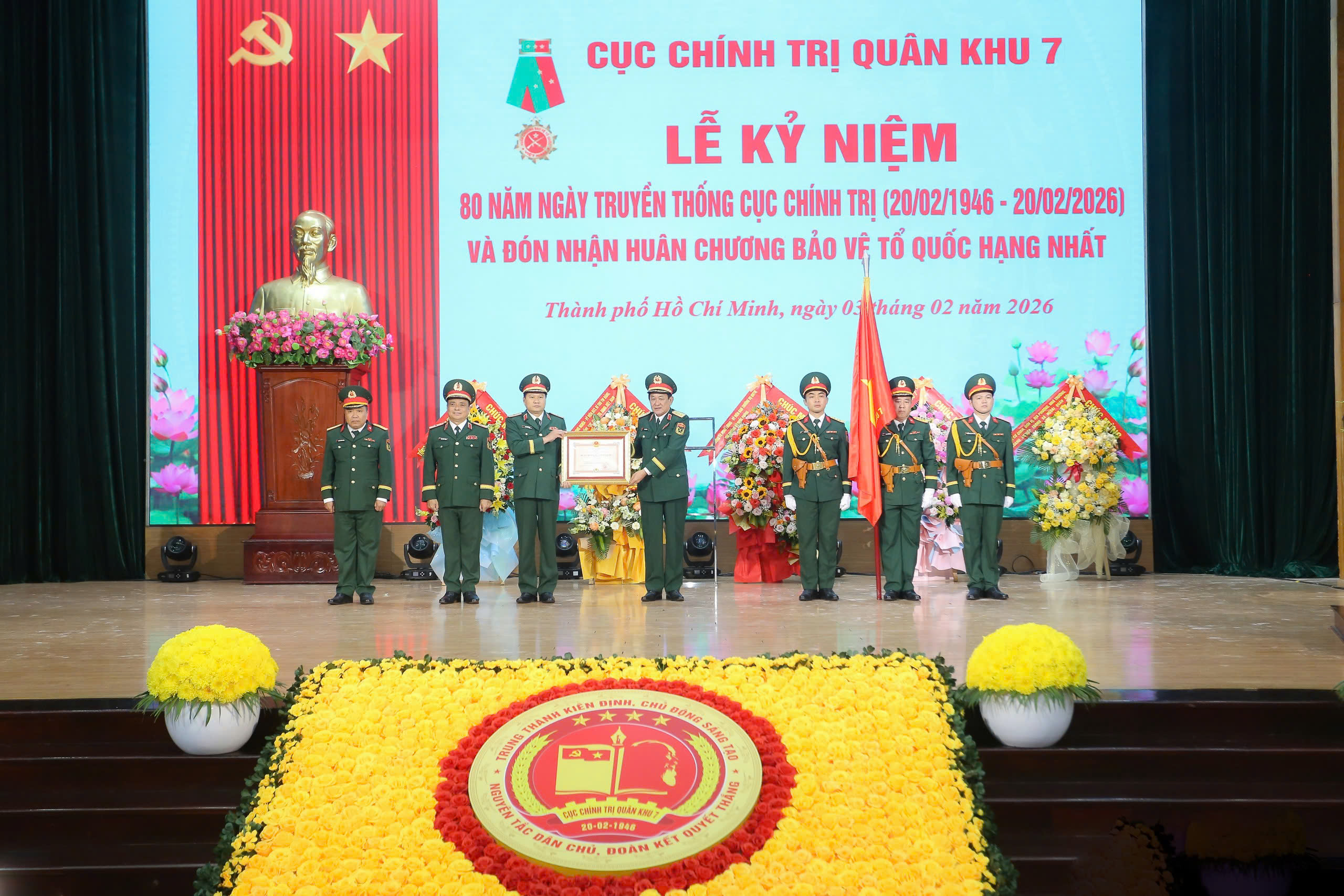 Cục Chính trị Quân khu 7 nhận Huân chương Bảo vệ Tổ quốc hạng nhất - Ảnh 1.
