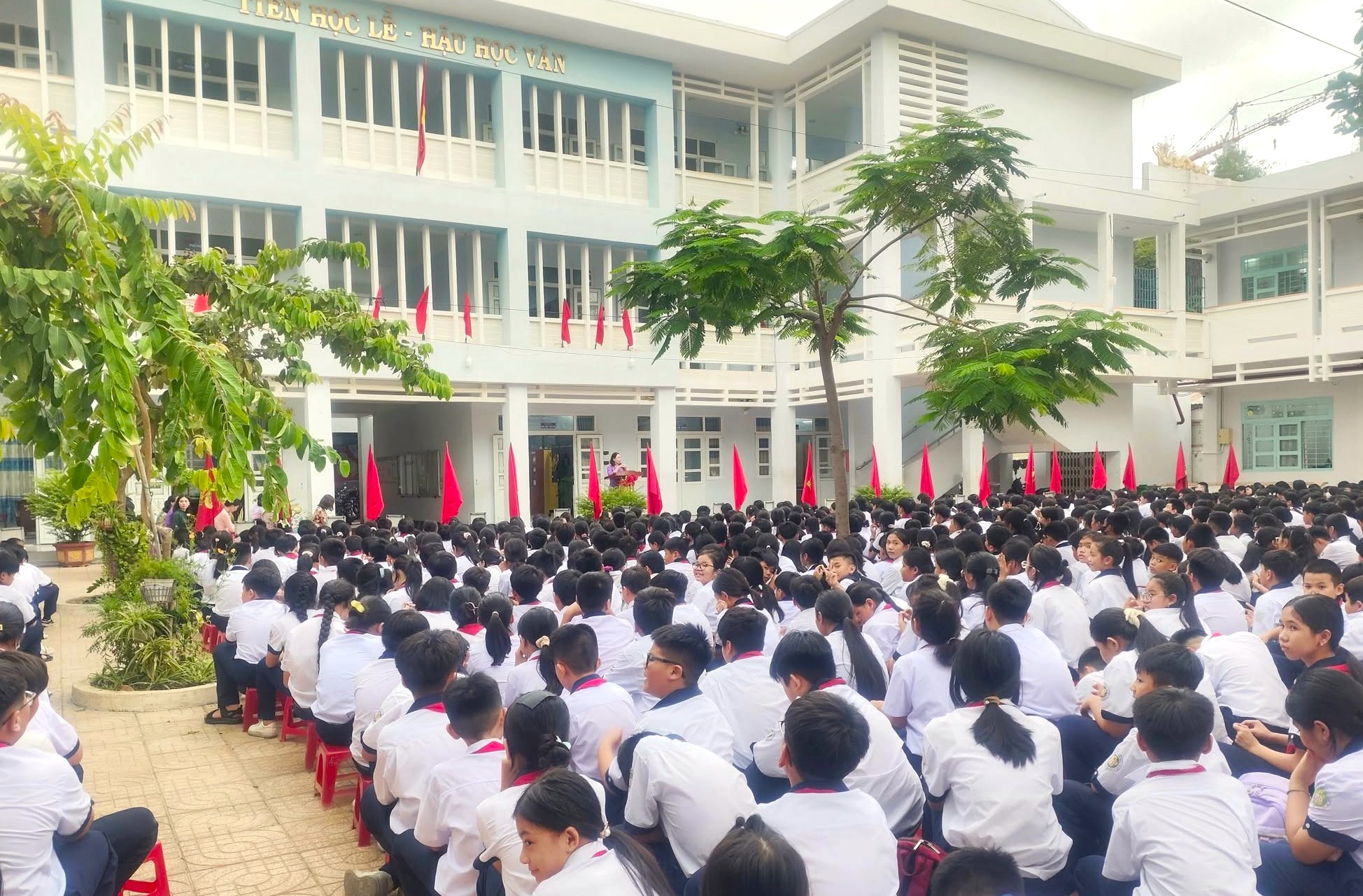 Lạm thu - Ảnh 2.