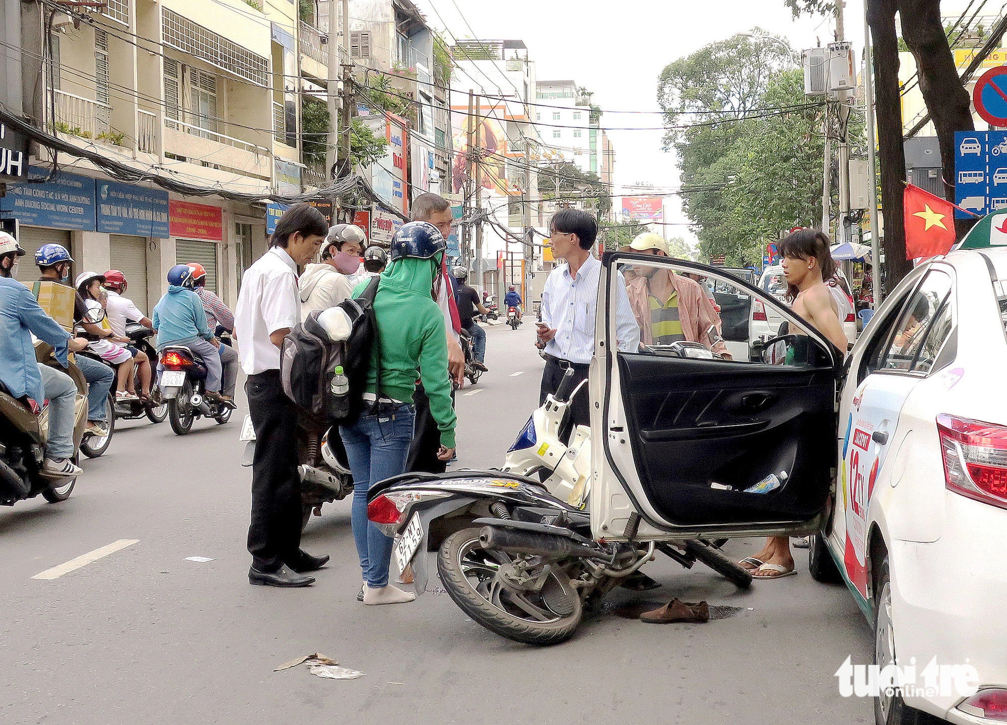 Quan sát trước khi mở cửa xe, bài học cũ không bao giờ thừa - Ảnh 1.