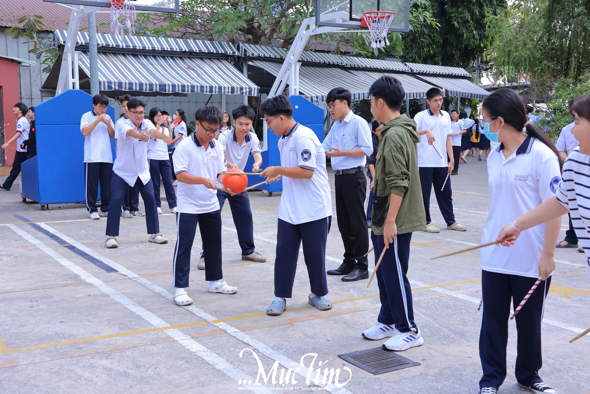 Giờ ra chơi rộn ràng với chuỗi trò chơi vận động mừng xuân - Ảnh 2.