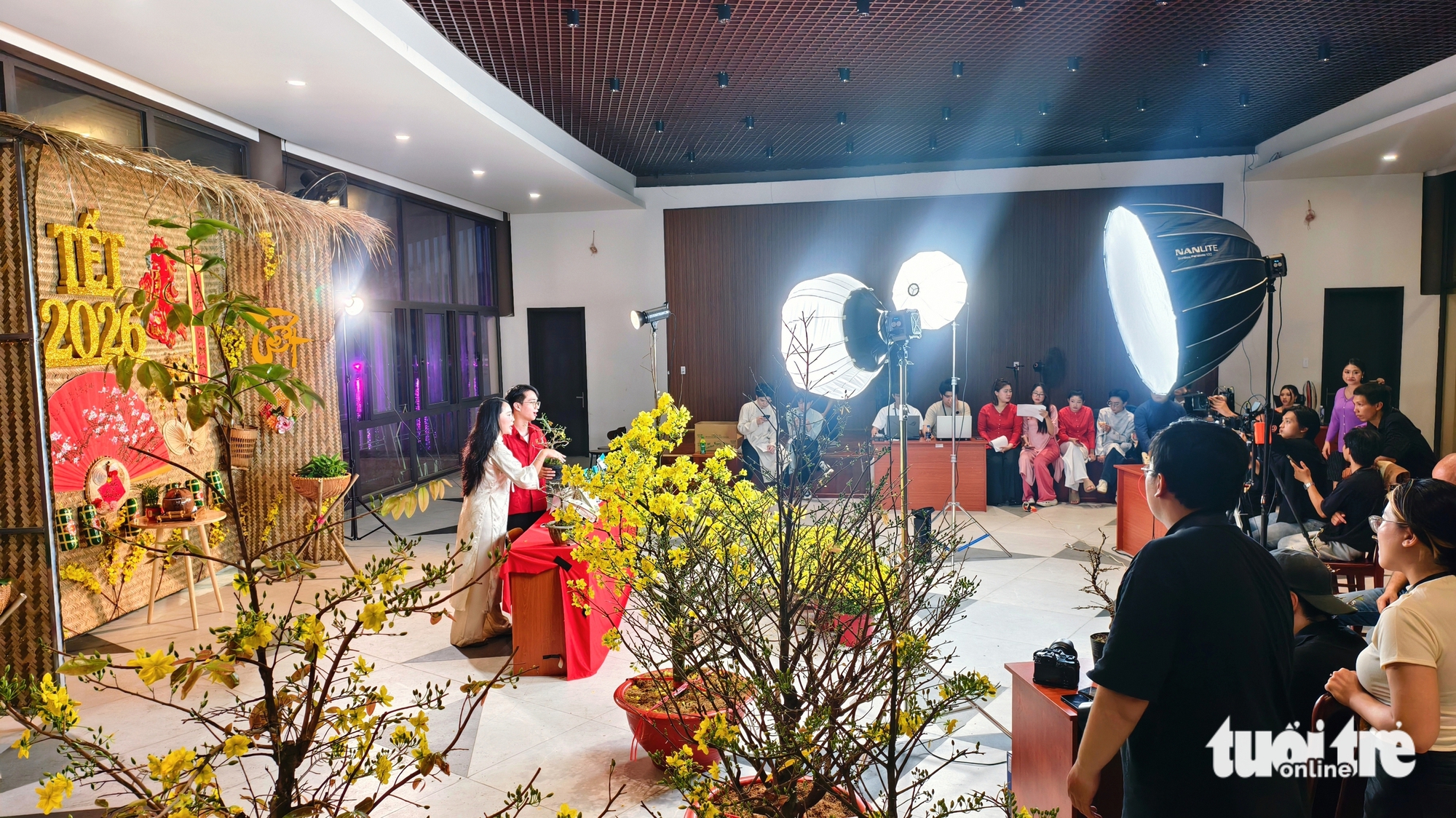 Xã Bình Lợi, TP.HCM tổ chức mega livestream bán mai vàng giúp nông dân - Ảnh 1.