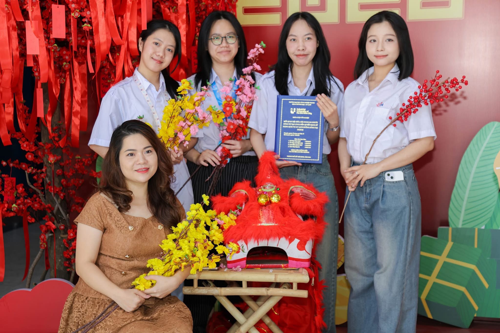 Ngắm không gian check-in Tết ngập tràn sắc đỏ ở các trường đại học- Ảnh 1.