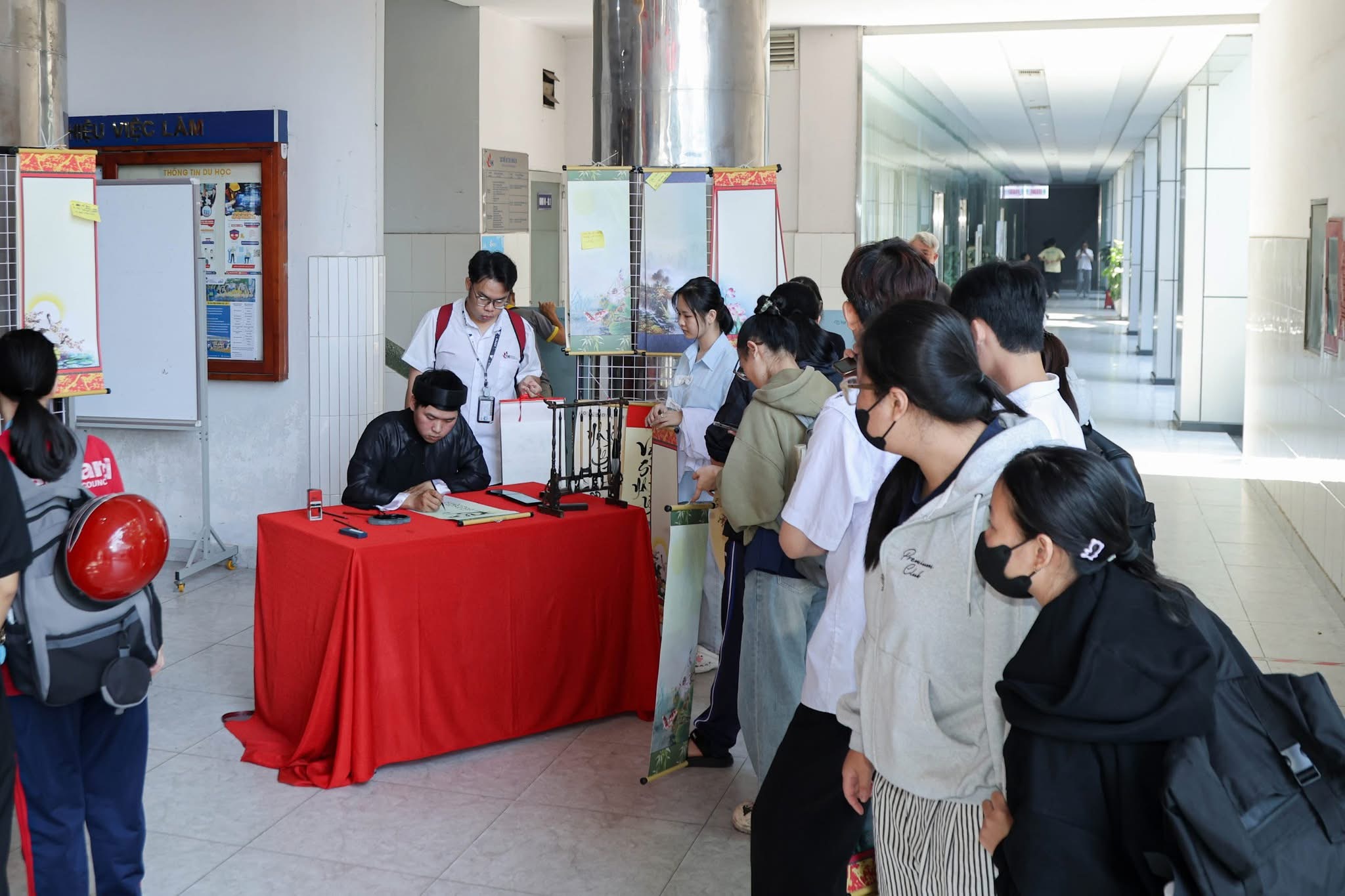 Ngắm không gian check-in Tết ngập tràn sắc đỏ ở các trường đại học- Ảnh 10.