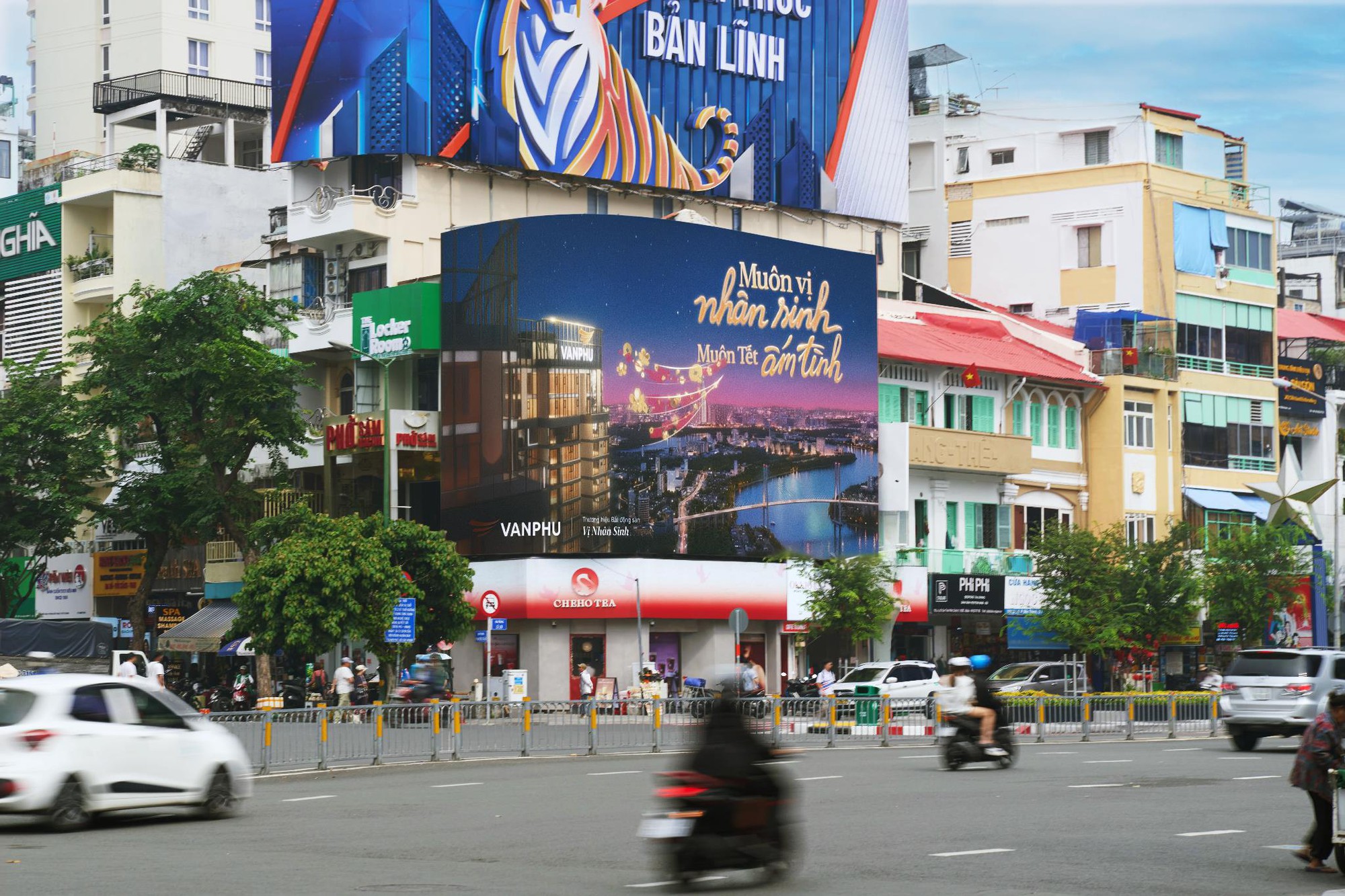 Những ô cửa sáng đèn kể câu chuyện đời sống đô thị - Ảnh 1.