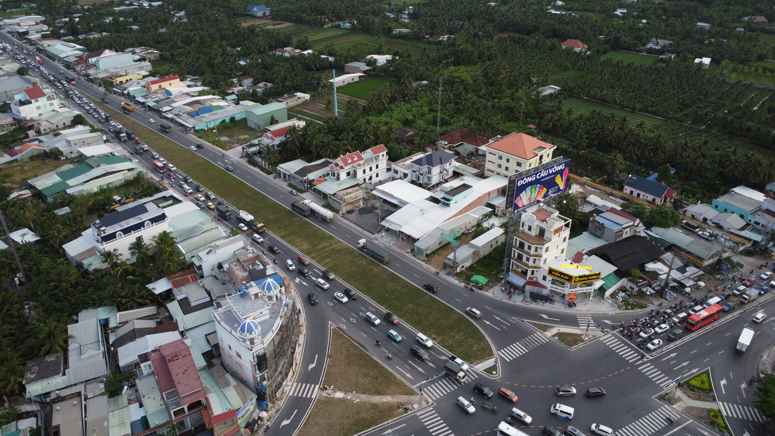 Gấp rút chuẩn bị mặt bằng làm cầu vượt tại ngã tư Đồng Tâm - Ảnh 1.
