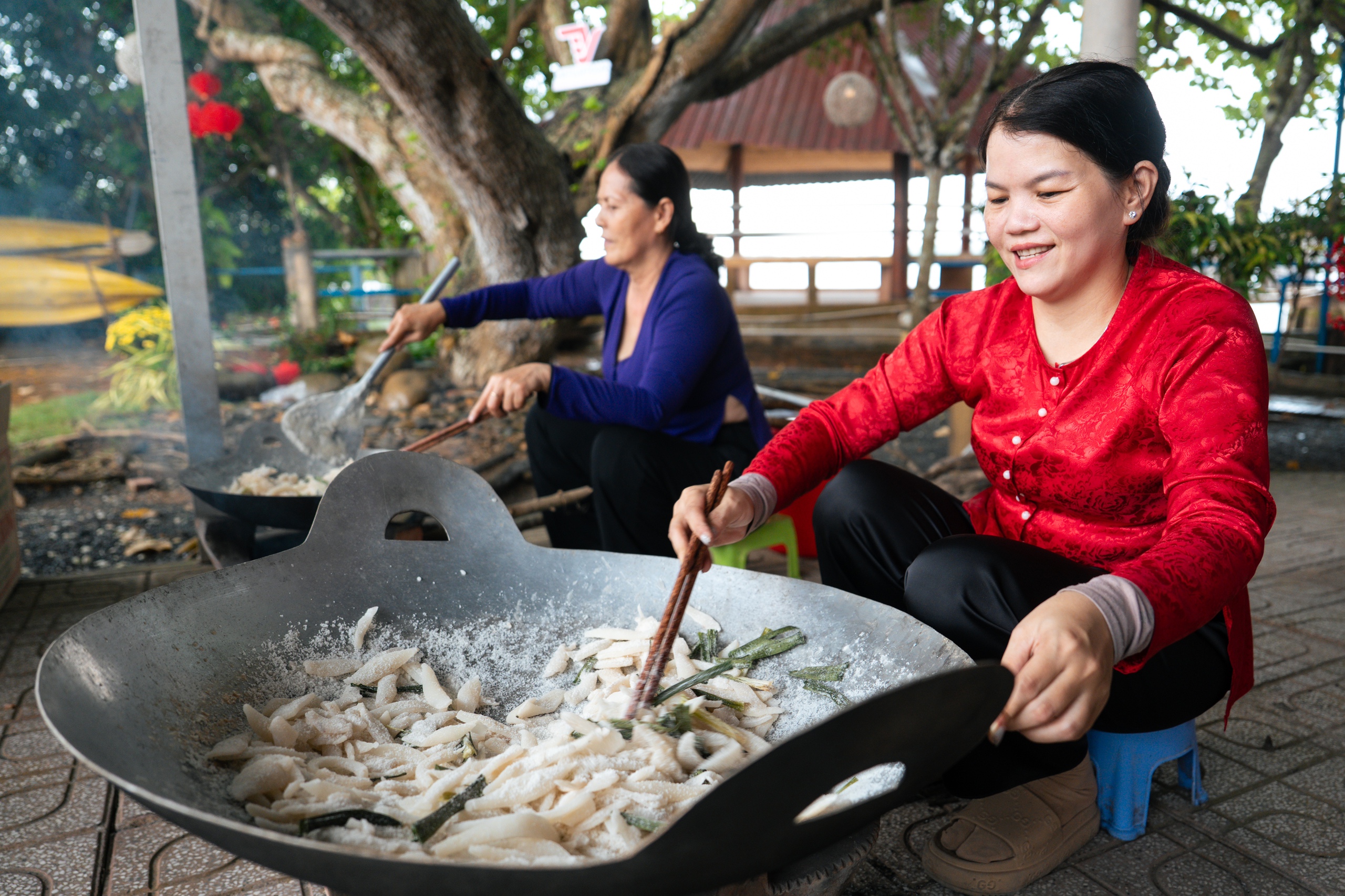 Khách Tây 'ồ, à' trải nghiệm Tết miền Tây - Ảnh 8.