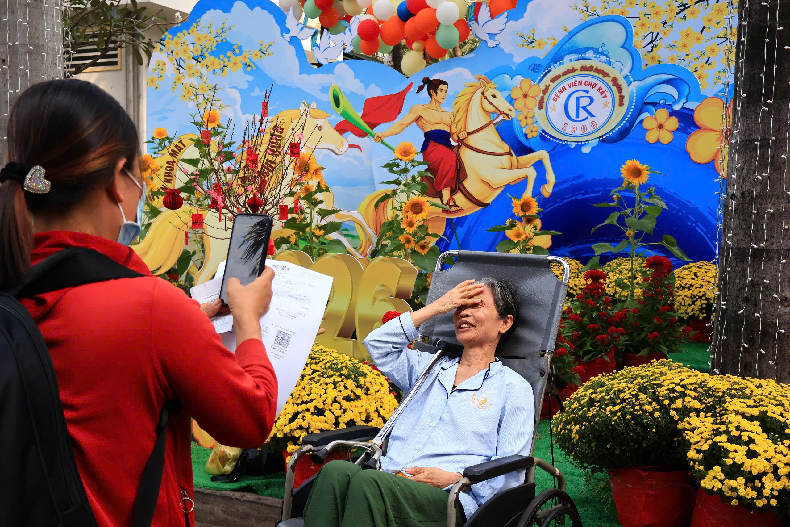 Đường hoa xuân Bệnh viện Chợ Rẫy riêng dành cho bệnh nhân - Ảnh 1.