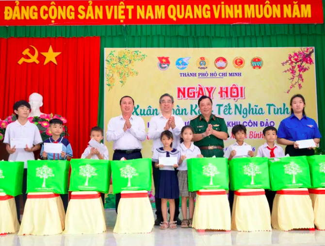 Ngày hội 'Xuân đoàn kết - Tết nghĩa tình' ở Côn Đảo - Ảnh 1.
