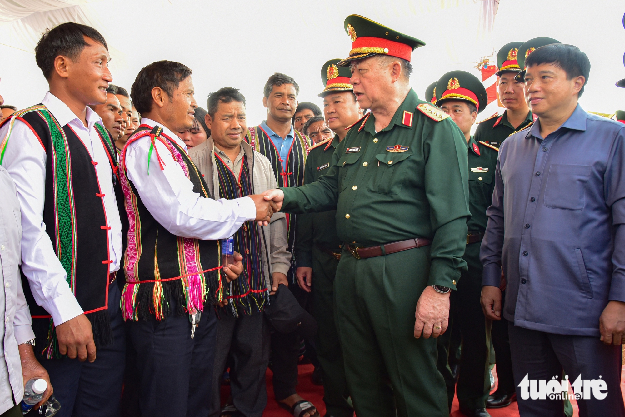 Quân khu 7 làm 60 căn nhà, mở chợ 0 đồng cho đồng bào biên giới - Ảnh 1.