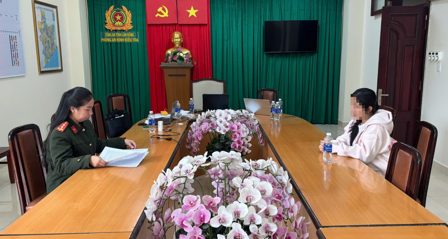 Khởi tố người phụ nữ livestream khiêu dâm để thu phí trên mạng - Ảnh 1. Khởi tố người phụ nữ livestream khiêu dâm để thu phí trên mạng - Ảnh 1.