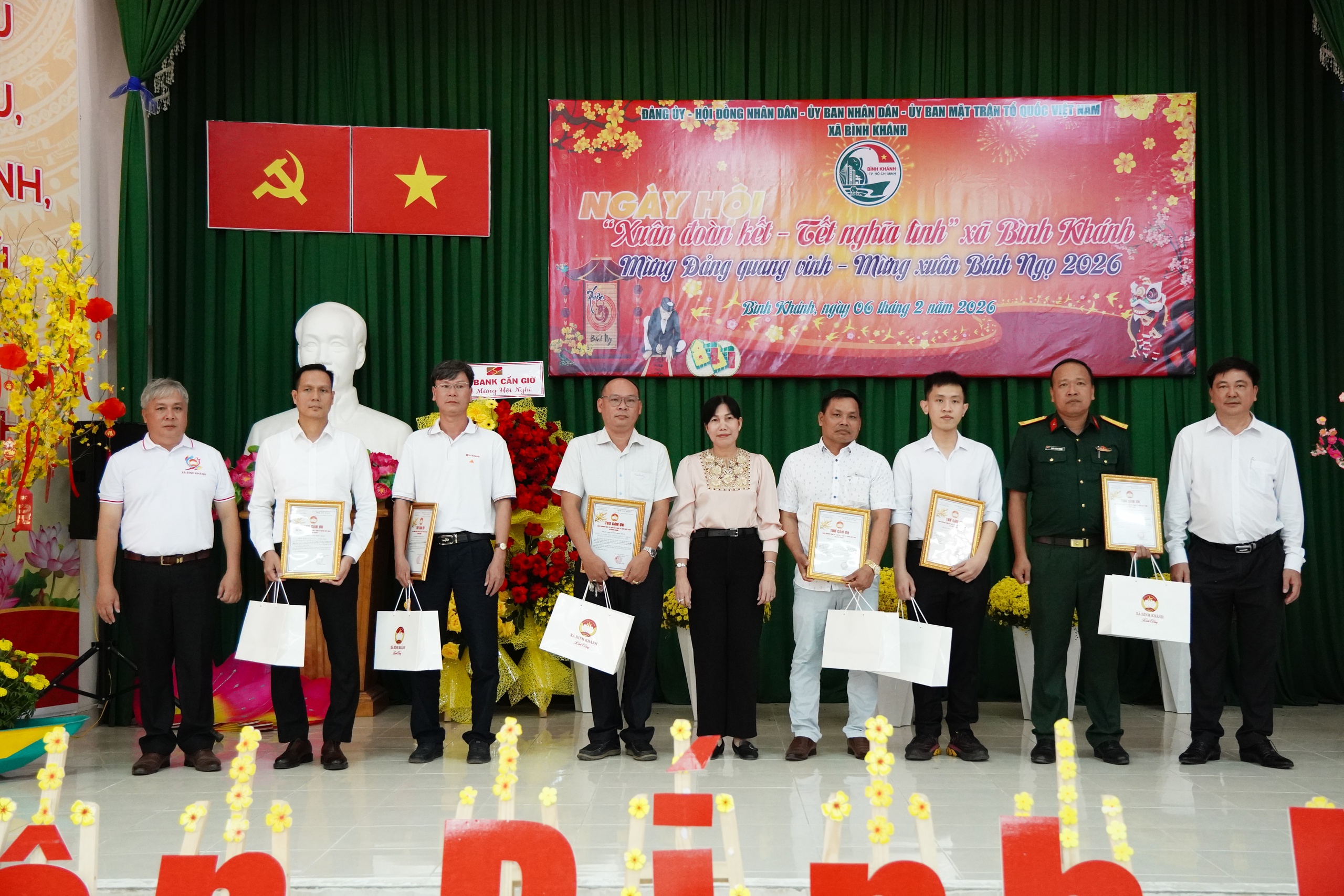 Báo Tuổi Trẻ và xã Bình Khánh trao 80 phần quà Tết cho các hộ dân khó khăn - Ảnh 1.