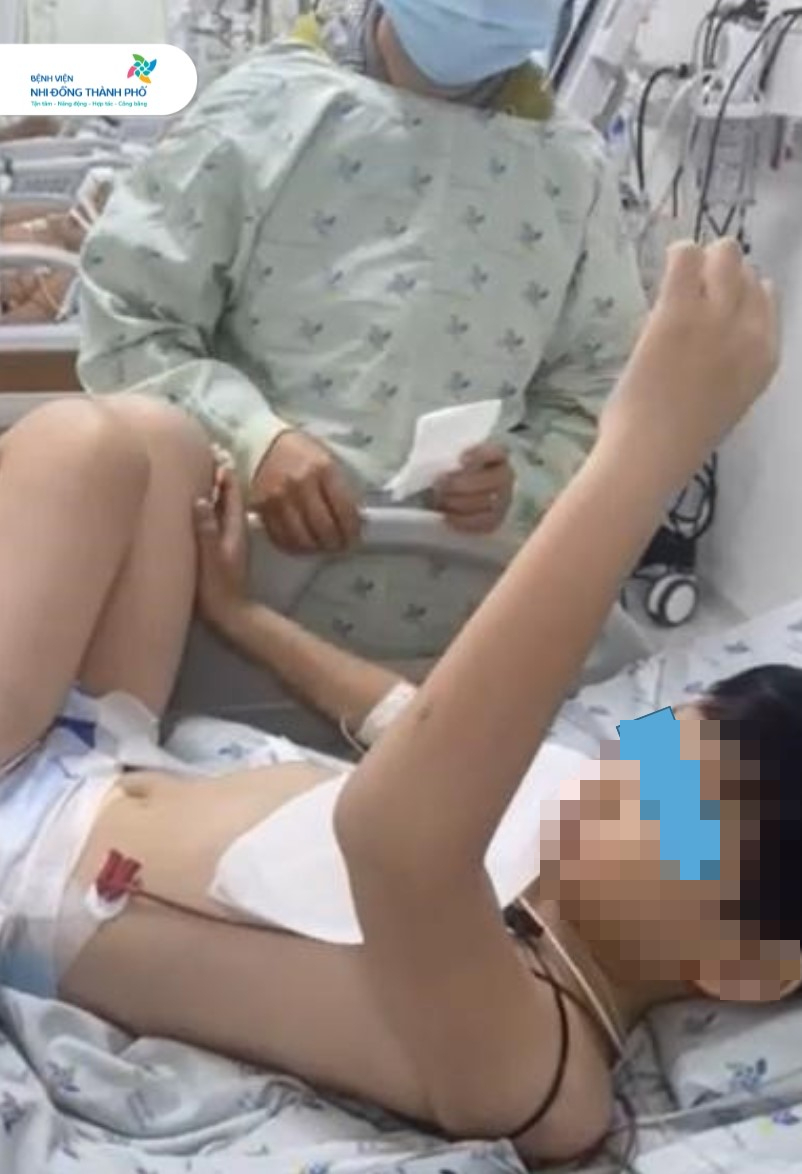 Bé trai 10 tuổi bị yếu liệt nửa người vì nhồi máu cấp hiếm gặp - Ảnh 1.